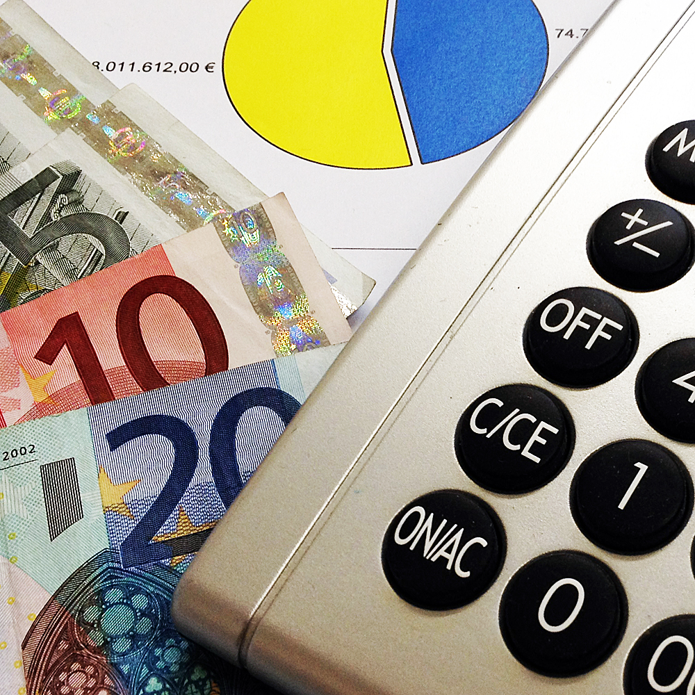 Das Bild zeigt Geldscheine und einen Taschenrechner