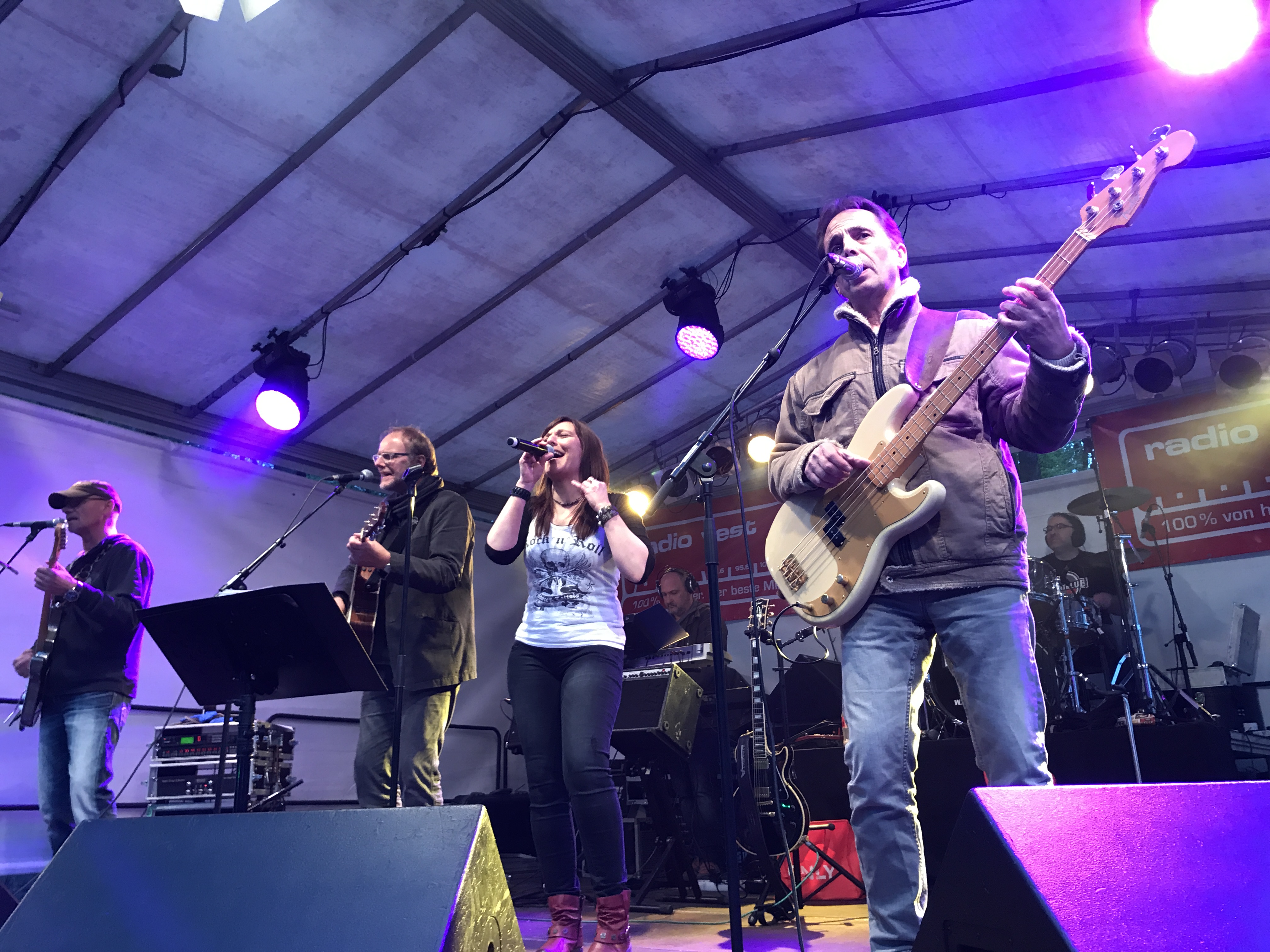 Das Bild zeigt die Dattelner Band Beatklub beim Rathausfest 2017