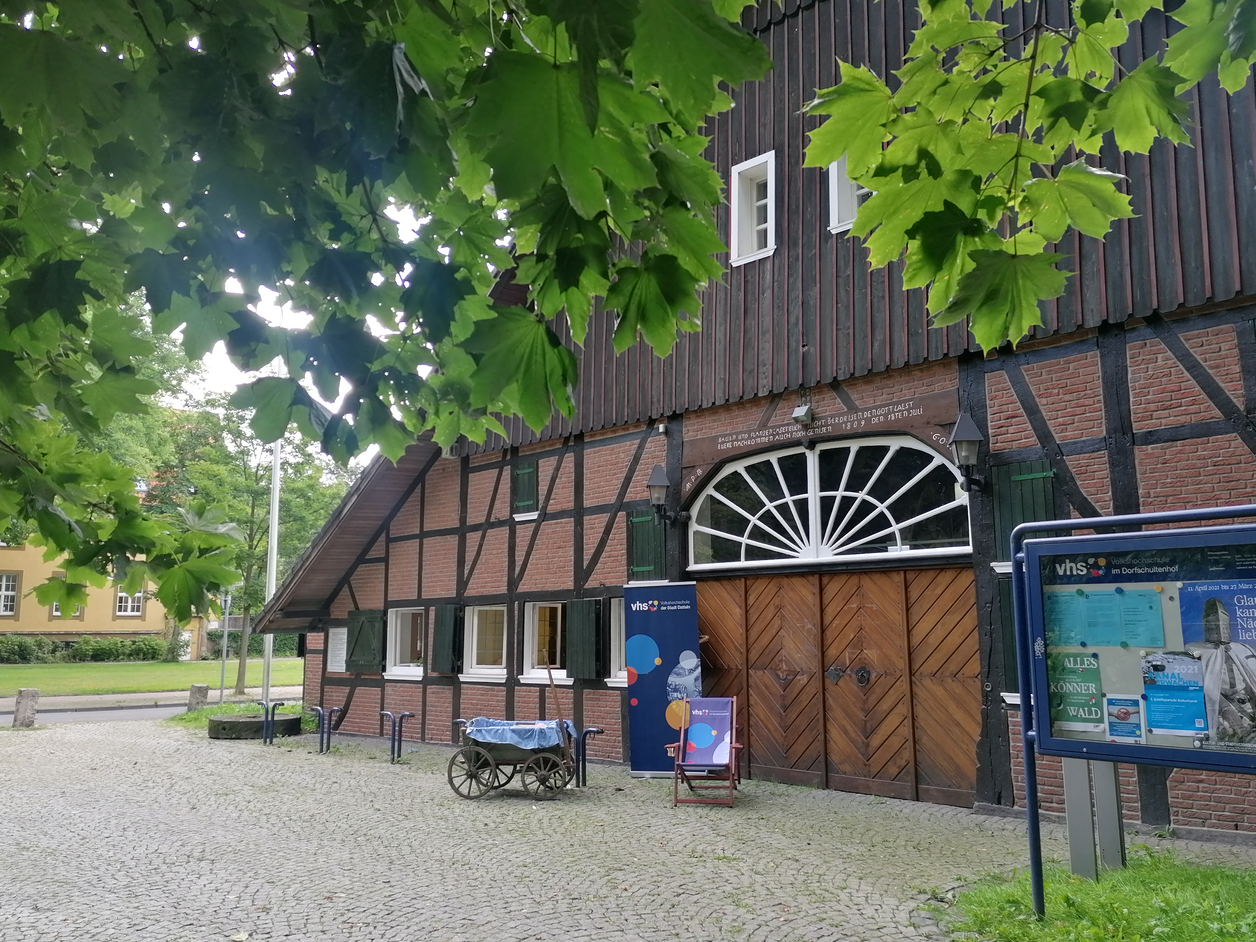 Das Bild zeigt die Heimat der VHS: den Dorfschultenhof neben dem Rathaus.