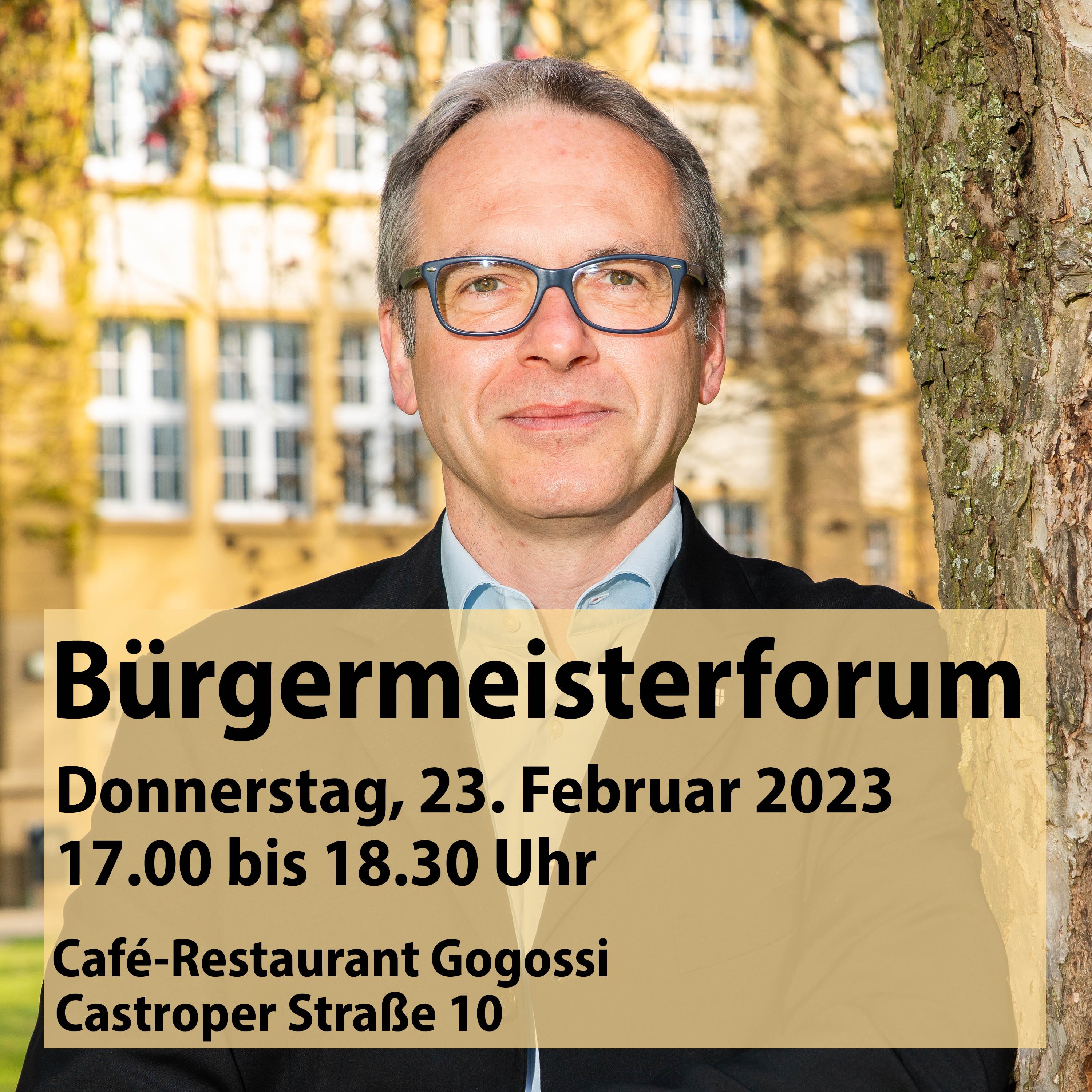 Das Bild zeigt Bürgermeister André Dora an einem Baum am Rathaus.