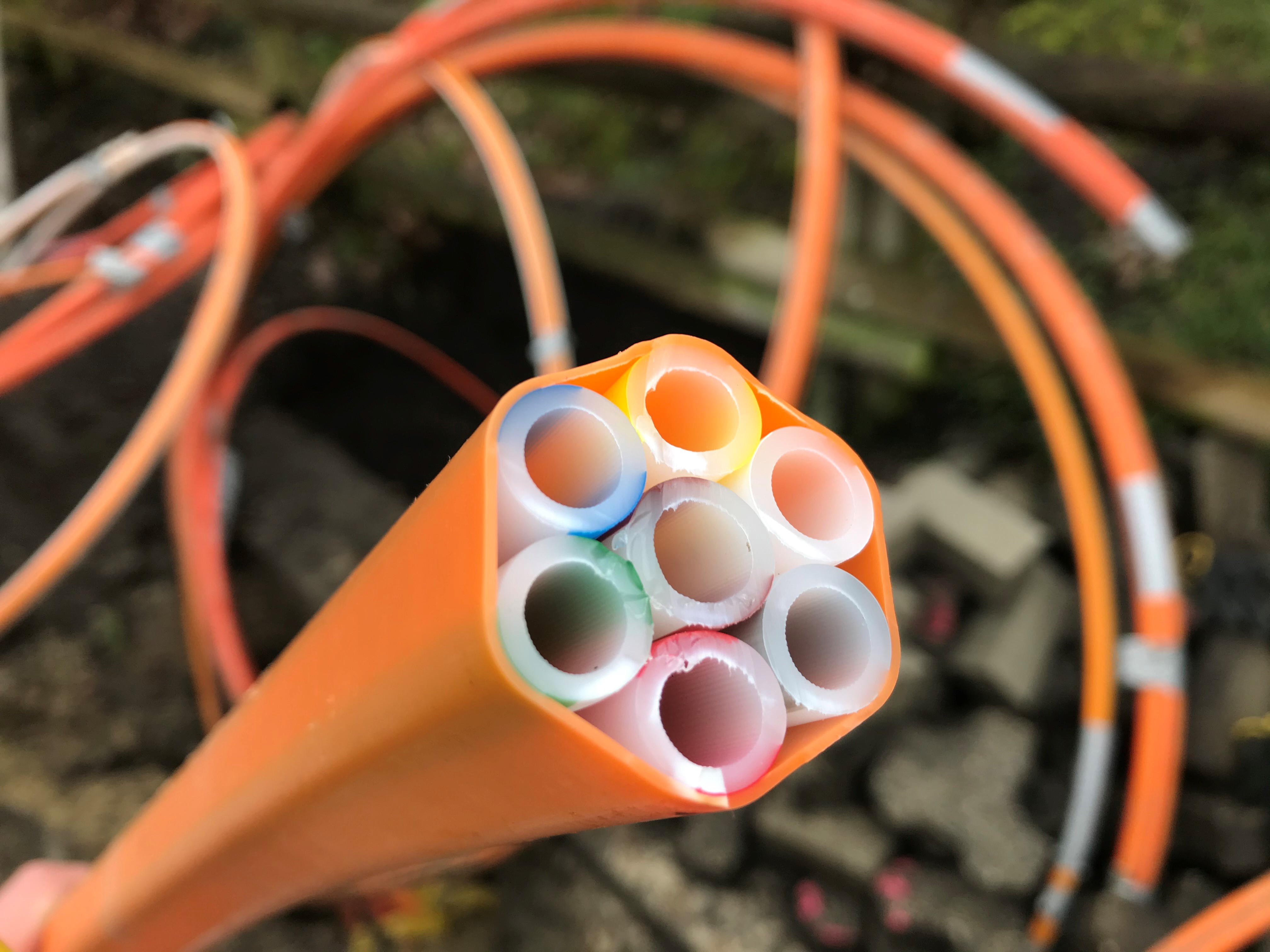 Das Bild zeigt Glasfaser beim Ausbau an der Berliner Straße in Datteln.