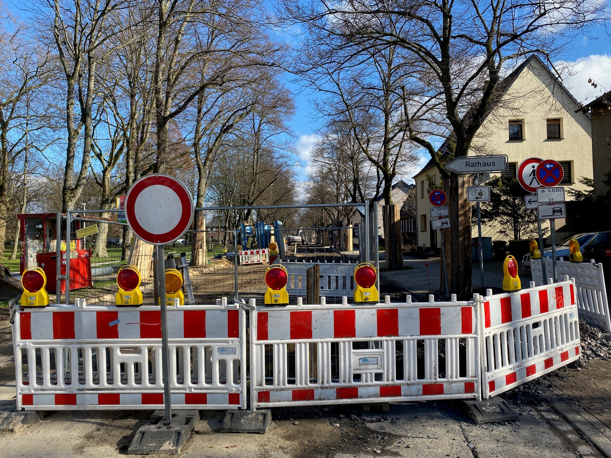 Das Bild zeigt die Kanalbaustelle an der Hafenstraße, unter anderem sind Baustellenabsperrungen zu sehen
