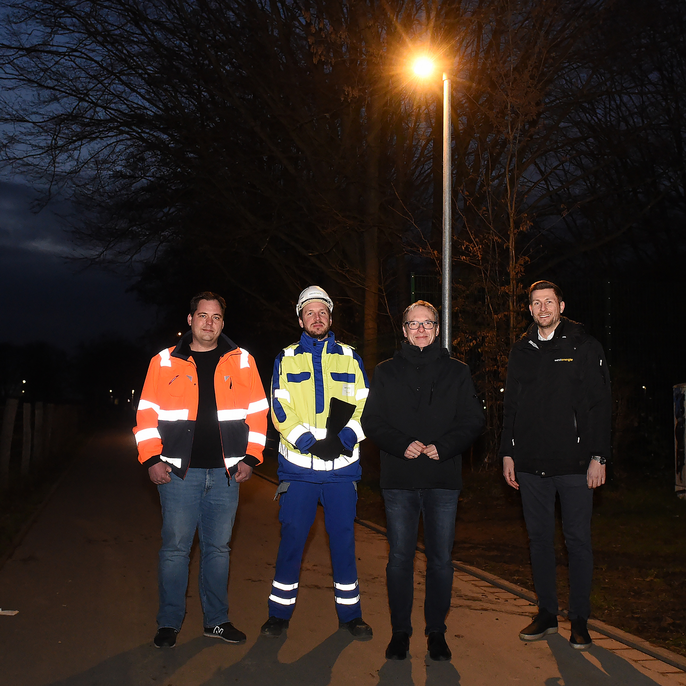 Das Bild zeigt von links: Marvin Müller (KSD-Mitarbeiter), Timo Torlop (Netzplaner bei Westnetz), Bürgermeister André Dora und Markus Droste (Kommunalmanager bei Westenergie).