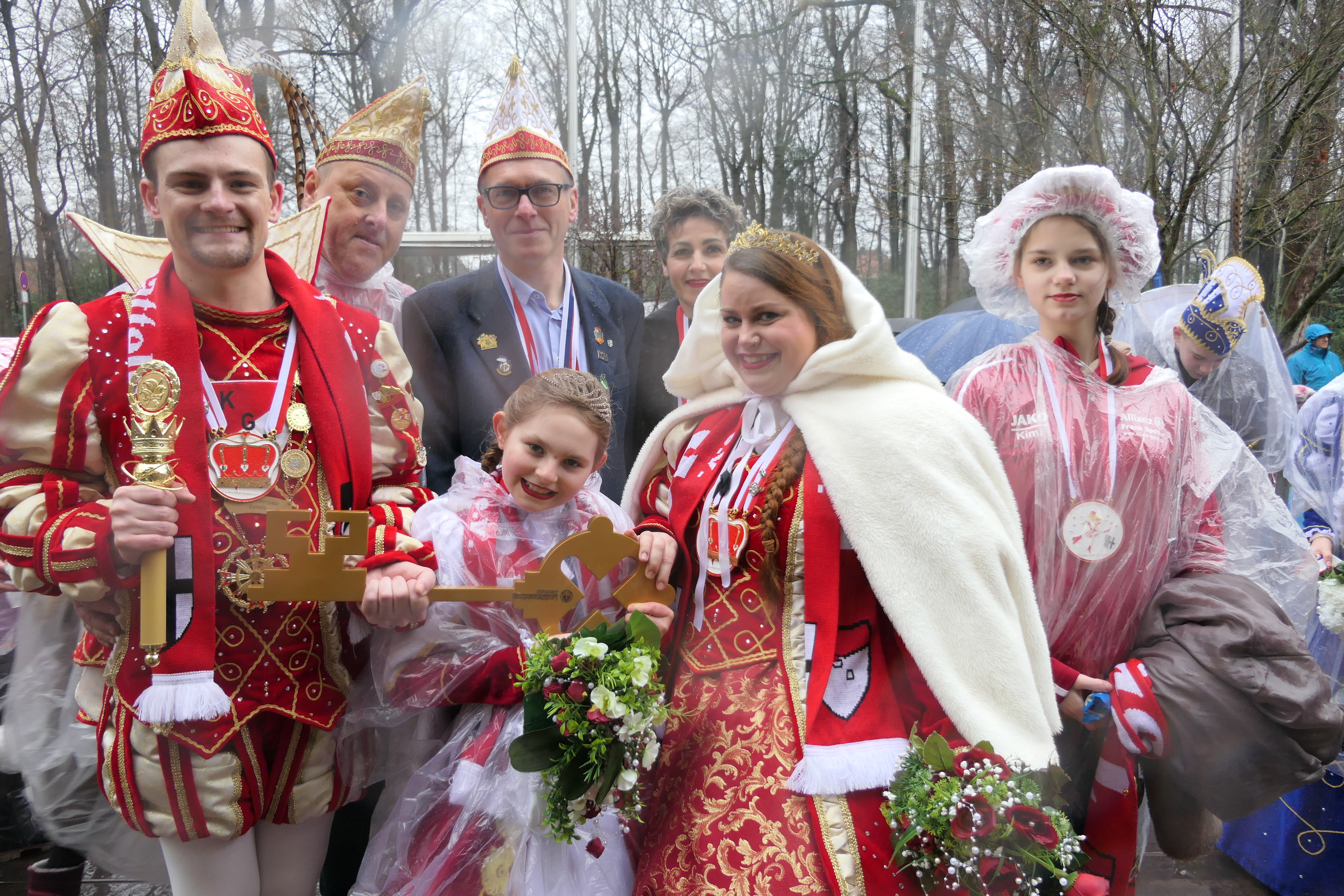 Rathaussturm 2023: unter anderem mit Prinzessin Vivien I. Idahl, Prinz Nils I. Kötter und Bürgermeister André Dora.