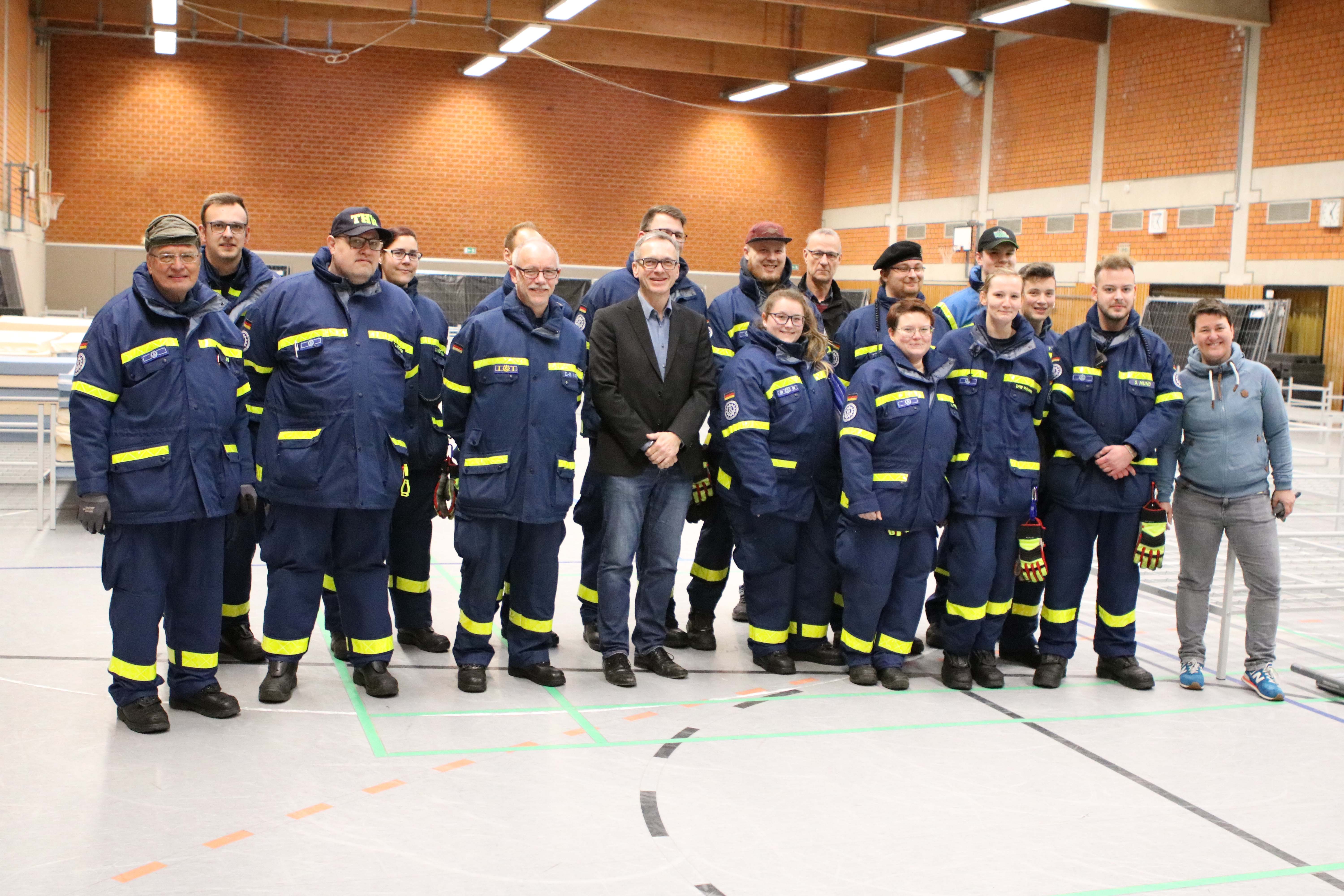 Das Bild zeigt Mitglieder des THWs, Mitarbeiter der Stadtverwaltung und Bürgermeister André Dora.