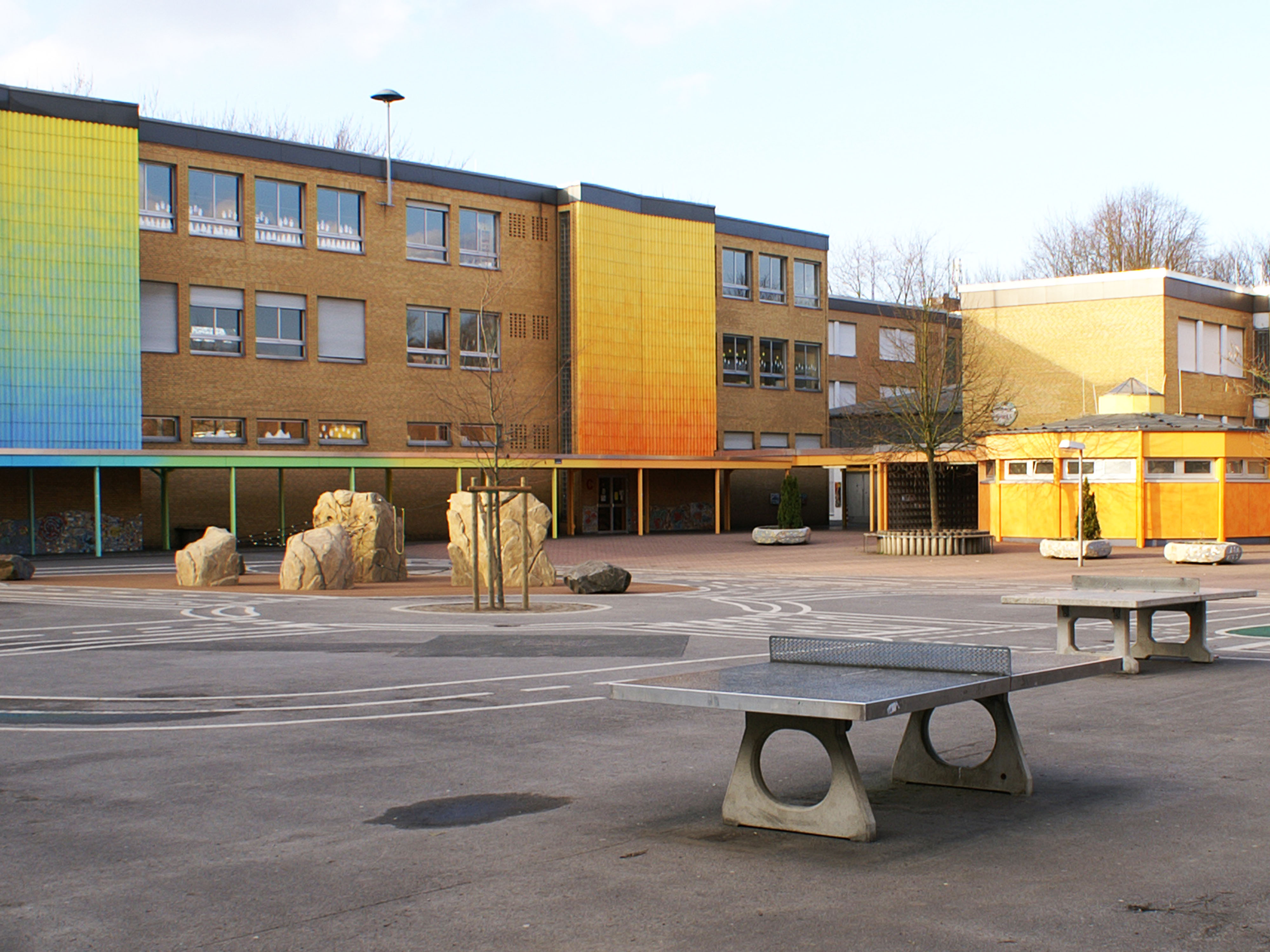 Das Bild zeigt den Schulhof der Gustav-Adolf-Schule, im Hintergrund die Schulgebäude und das pädagogische Zentrum.