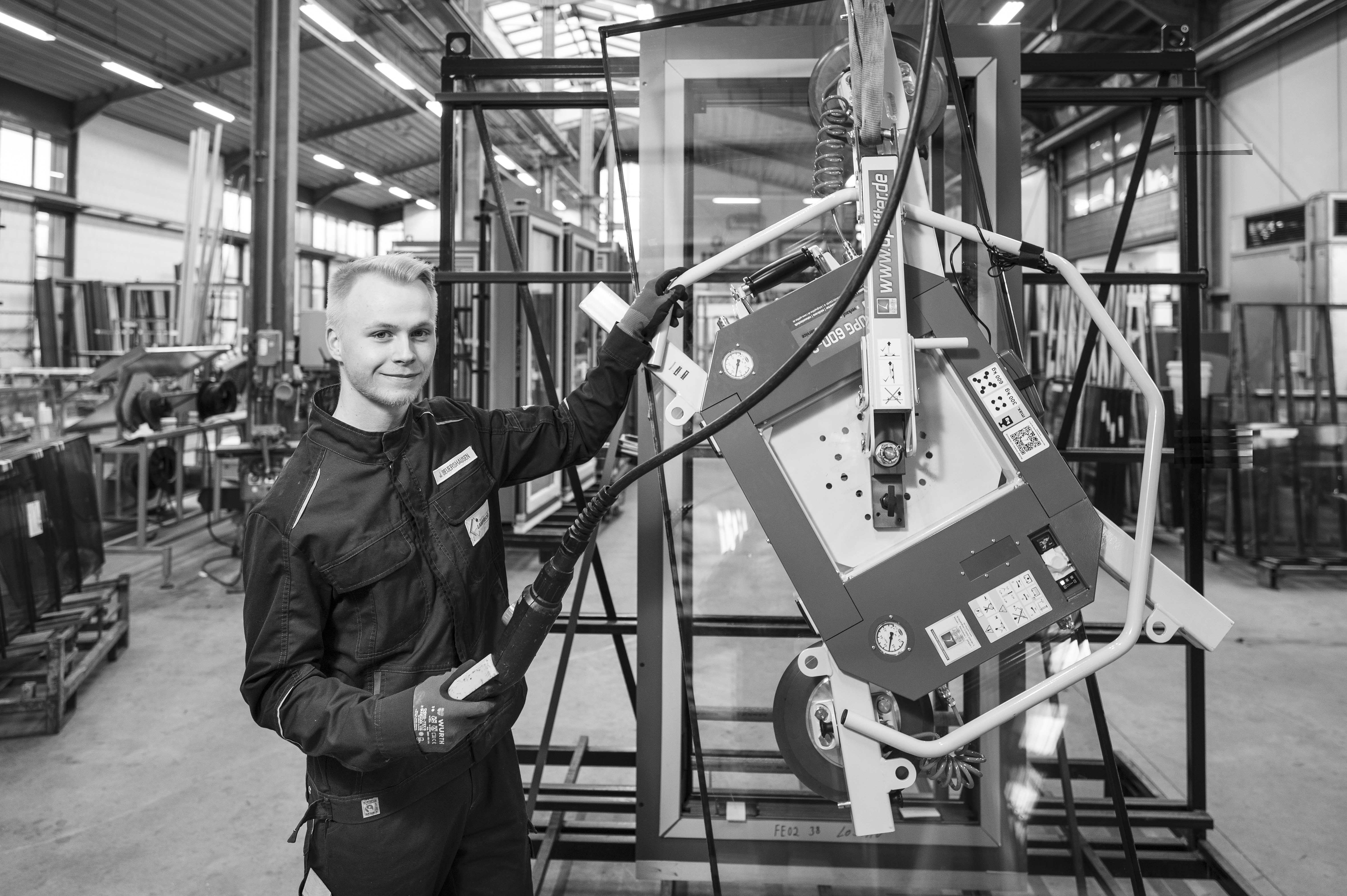 Das Bild zeigt Jason Beuershausen im Betrieb von Metallbau Lamprecht