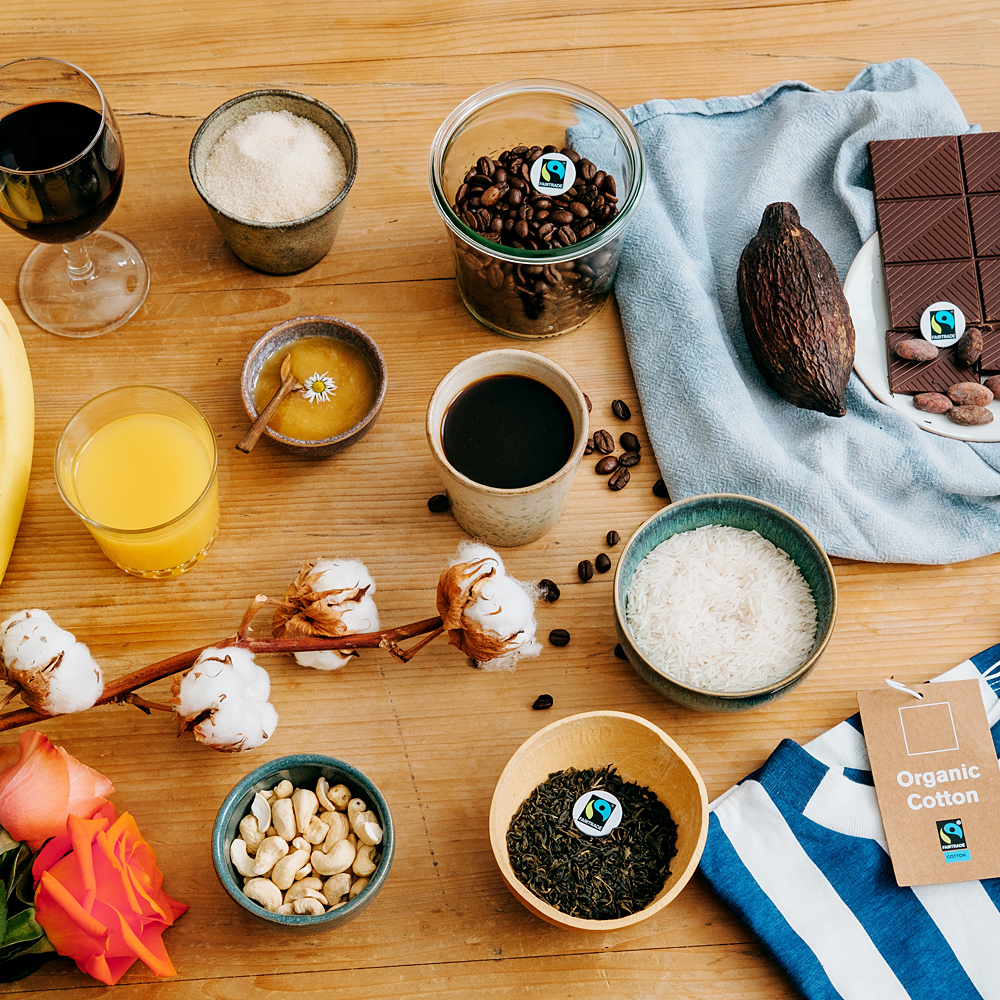 Das Bild zeigt verschiedene Fairtrade-Produkte - Getränke, Essen und Kleidungsstücke - Autor: Ilkay Karakurt