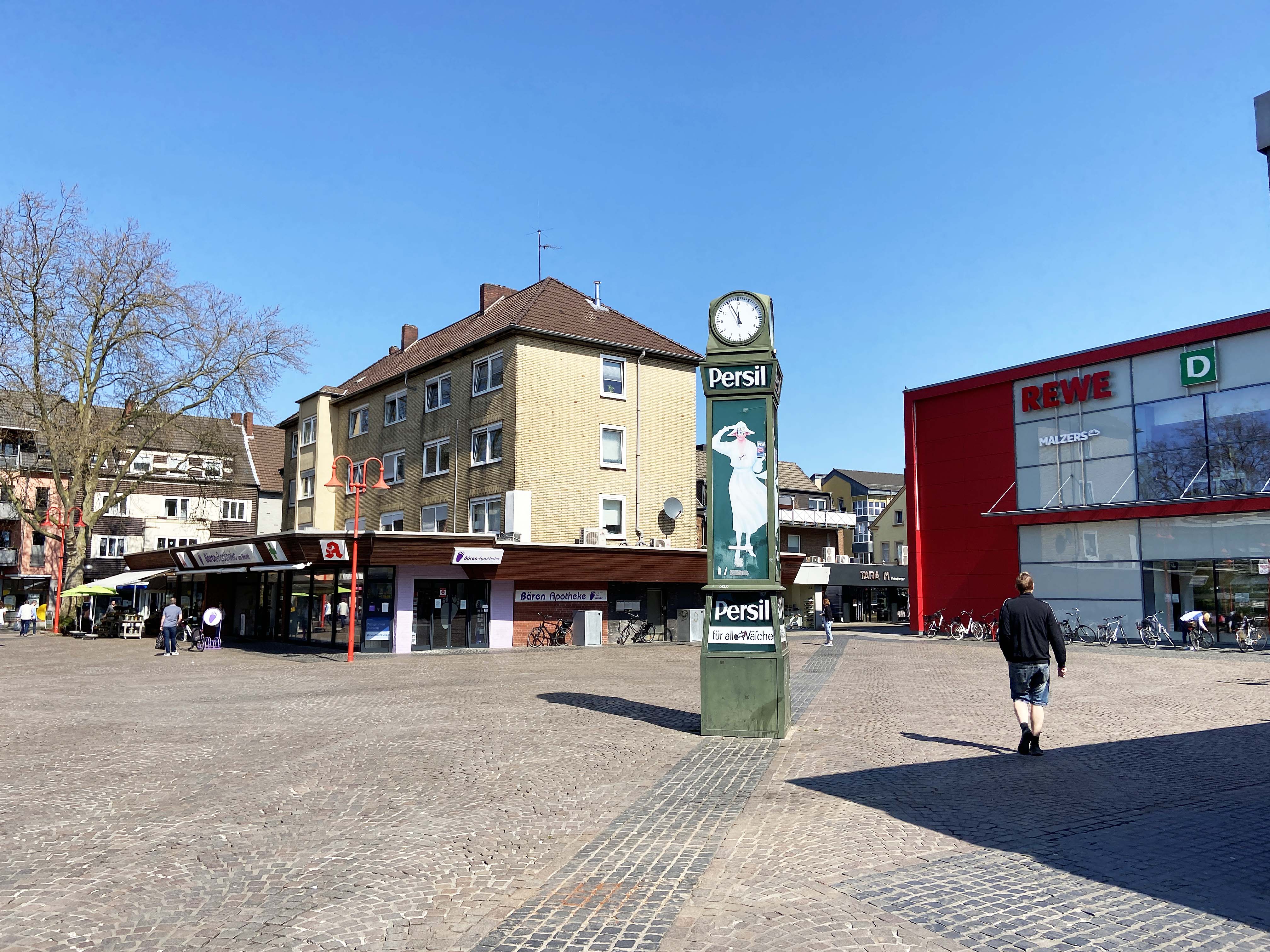 Das Bild zeigt die Persil-Uhr auf dem Neumarkt im Jahr 2020.
