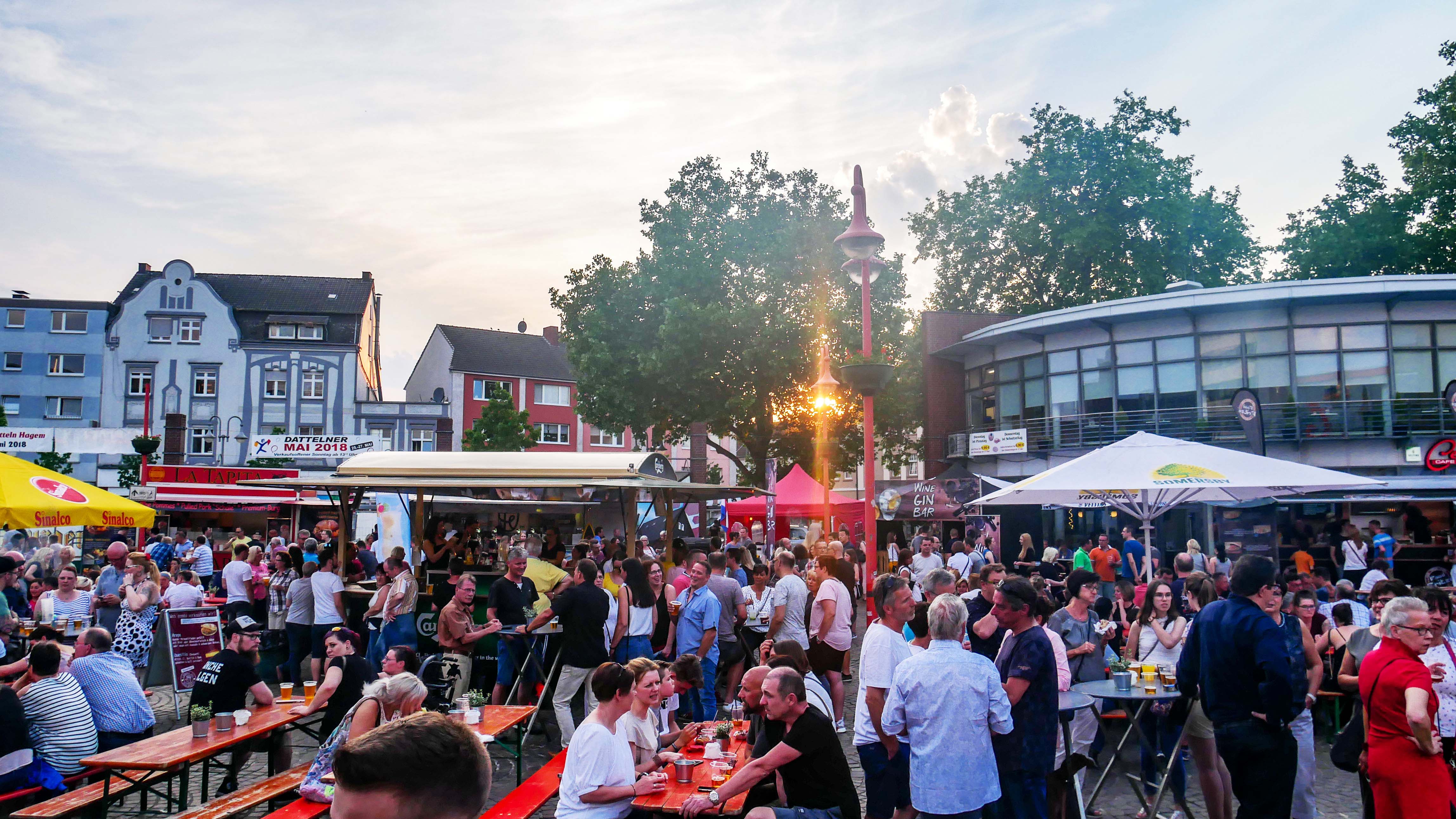 Das Bild zeigt Besucher*innen des Street-Food-Festivals 2018 auf dem Dattelner Neumarkt