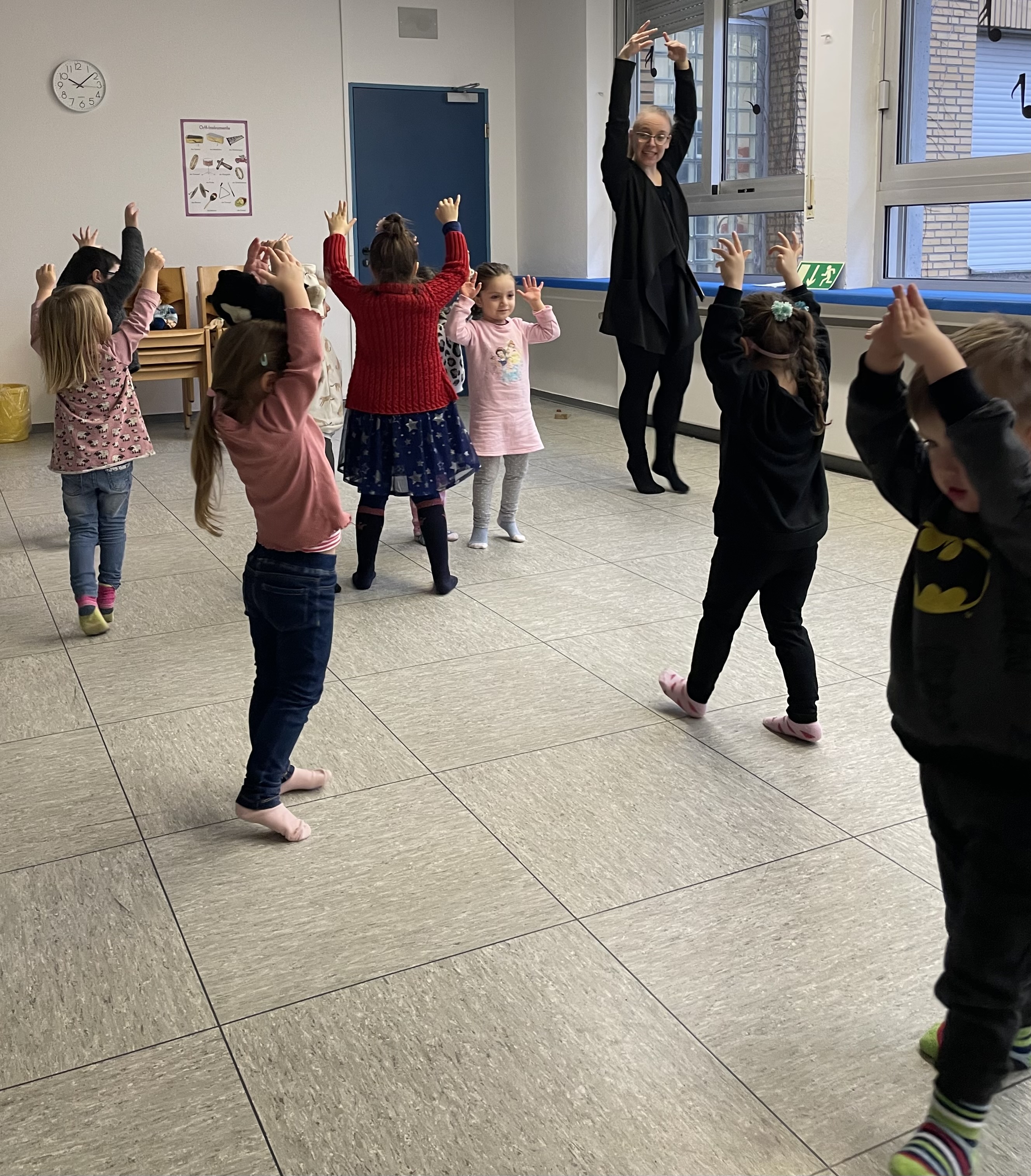 Tanzpädagogin Sandra Müller-Lempka tanzt mit den Kindern im Tanzprojekt der Musikschule