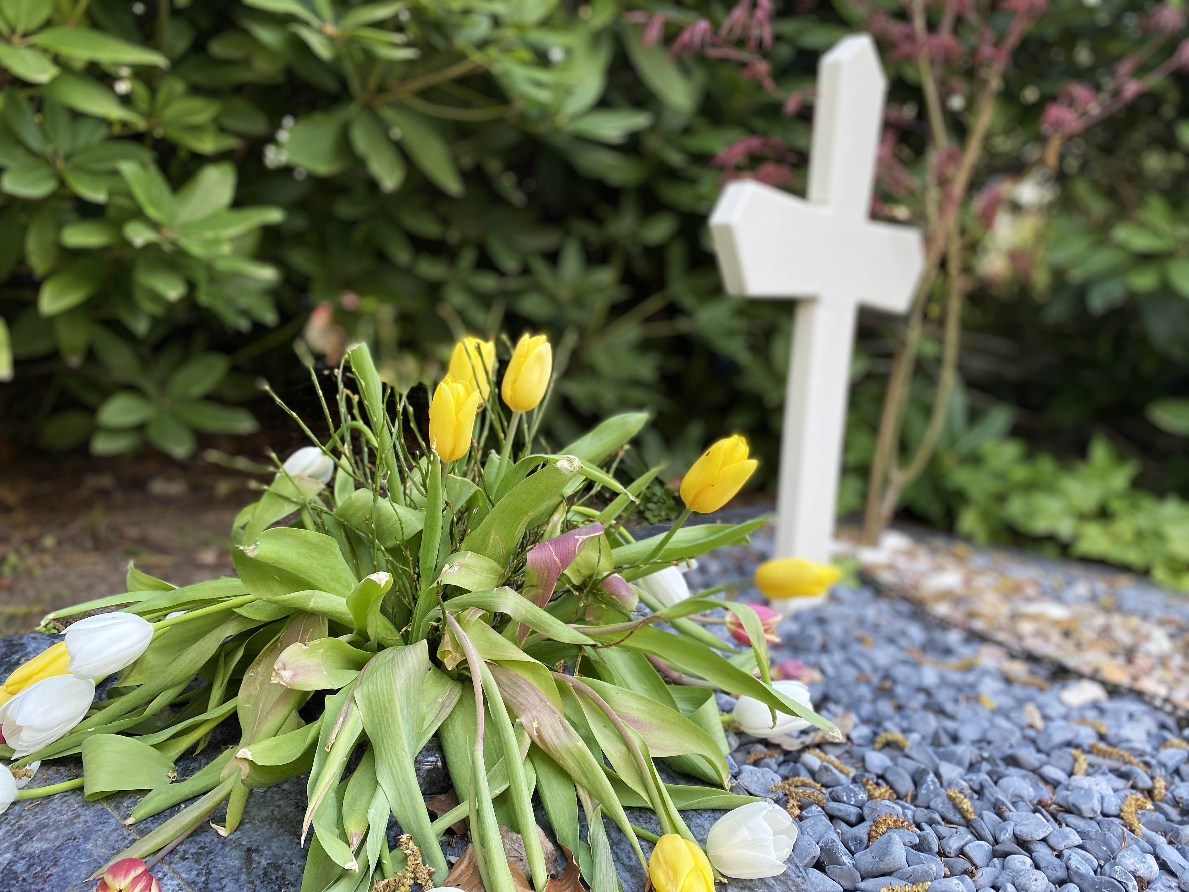 Grab mit Blumen und einem Kreuz