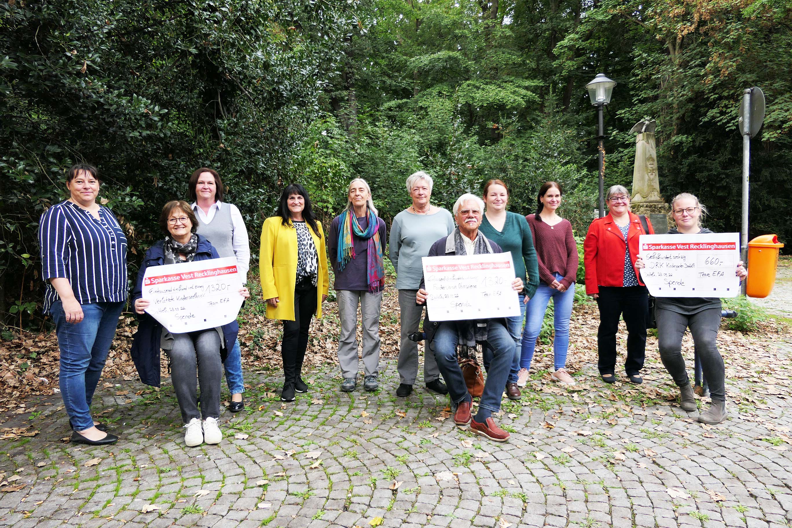 Das Bild zeigt von links: Yvonne Krüger, Anna Pein, Susanne Horstmann, Nicole Fischer (ehemalige Leiterin des Teams EFA), VHS-Leiterin Rosemarie Schloßer, Gudrun Wichert, Bernd Weltermann, Christin Veuhoff, Christine Muschellik (neue Leiterin des Teams EFA), die stellvertretende Bürgermeisterin Ute Schmitz und Ronja Ide (DRK-Kindergarten).