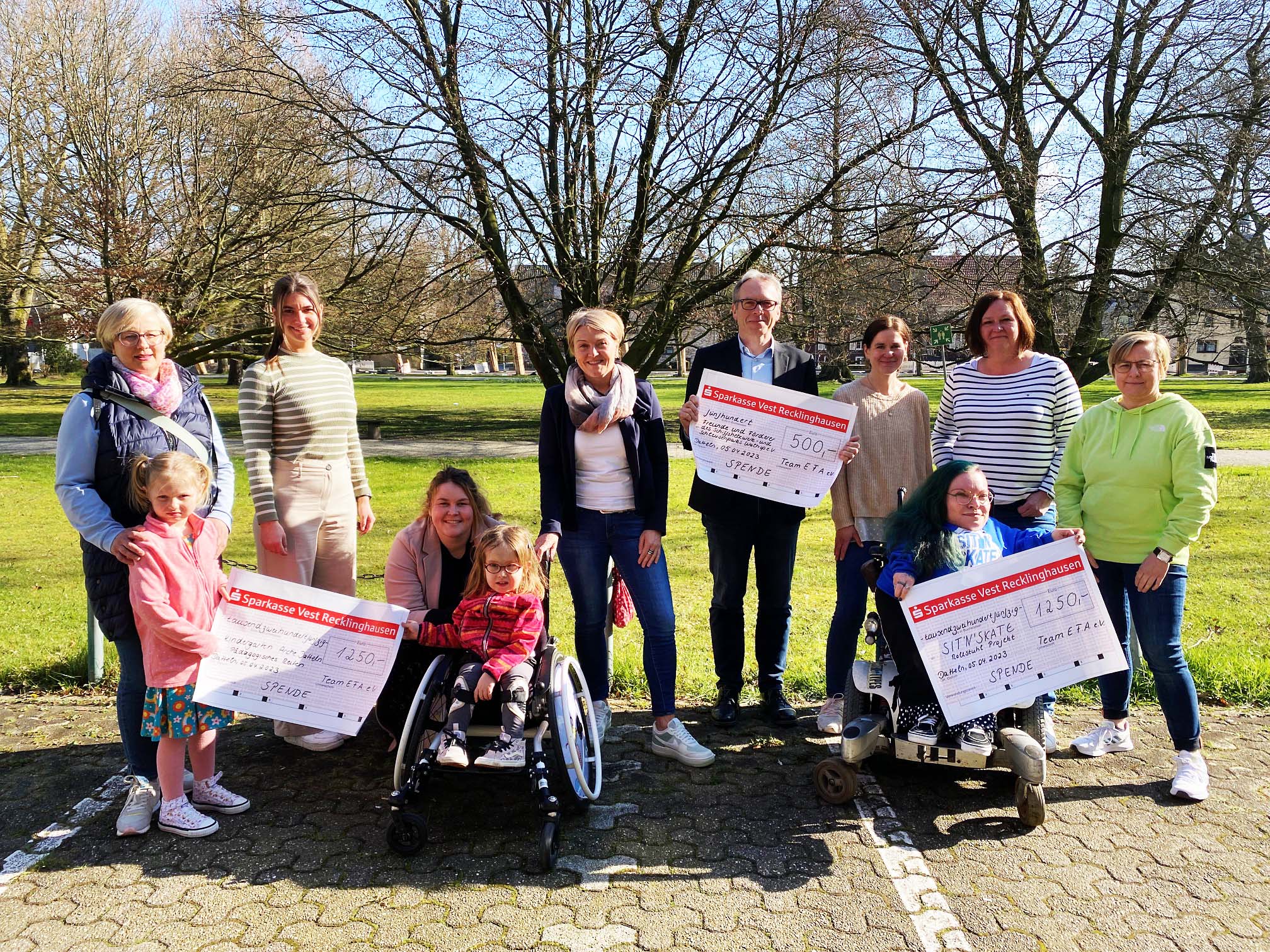 Das Bild zeigt von links: Sandra Olschewski, Ella Raeder, Josephine Bially, Ricarda und Mila Heimann und Britta Kaulbach von der Integrativen Kita Kinderarche, Bürgermeister André Dora, Christine Muschellik (Team EFA), Simone Wachowiak (SIT’N’SKATE), Susanne Horstmann und Bea Rottmann vom Team EFA.