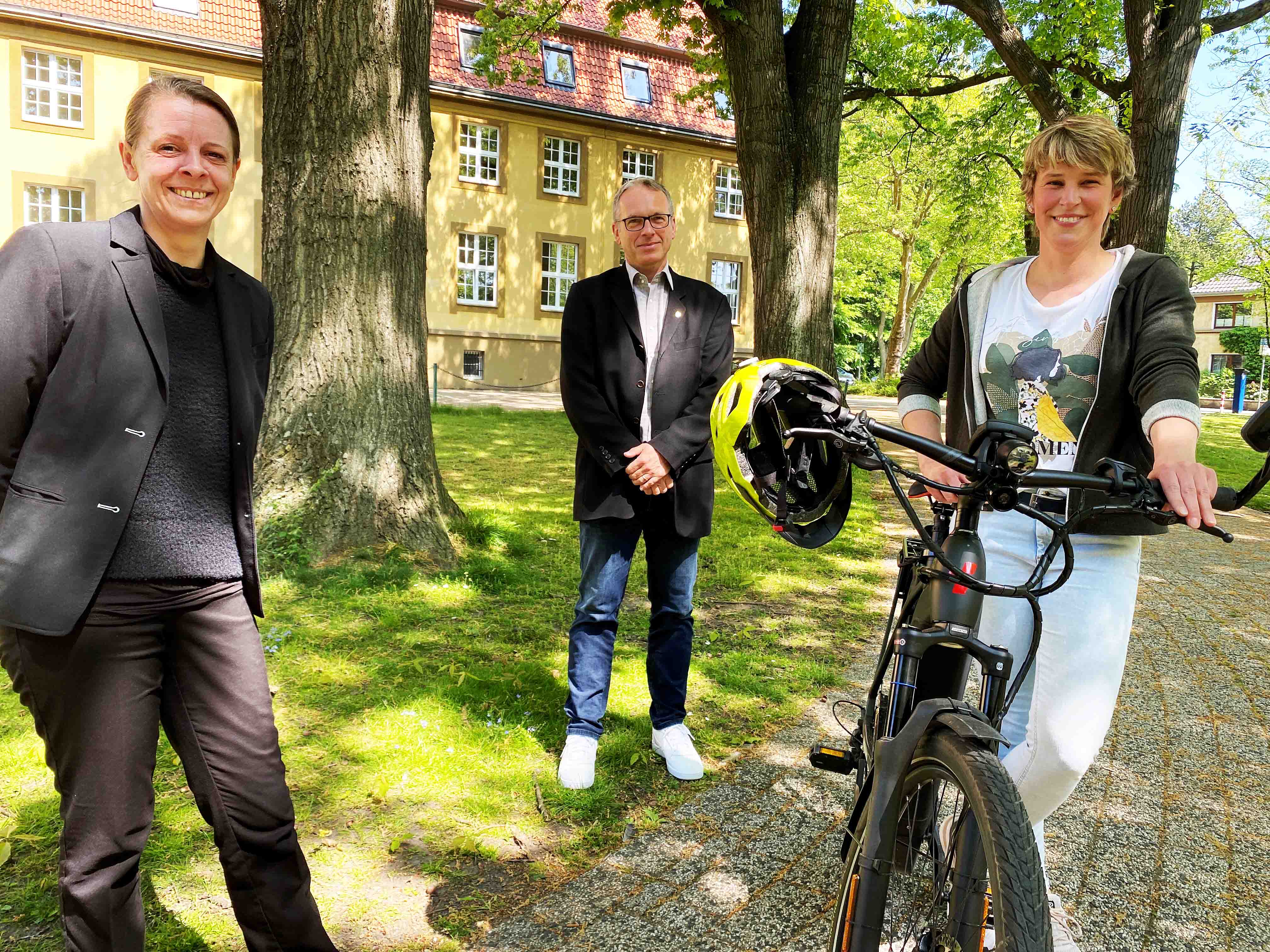 Das Bild zeigt rechts Anja Althoff, Bürgermeister André Dora in der Mitte und links Jasmin König (Leiterin des Fachdienstes Umwelt) bei der Vorstellung der neuen Radverkehrsbeauftragten und Mobilitätsmanagerin.