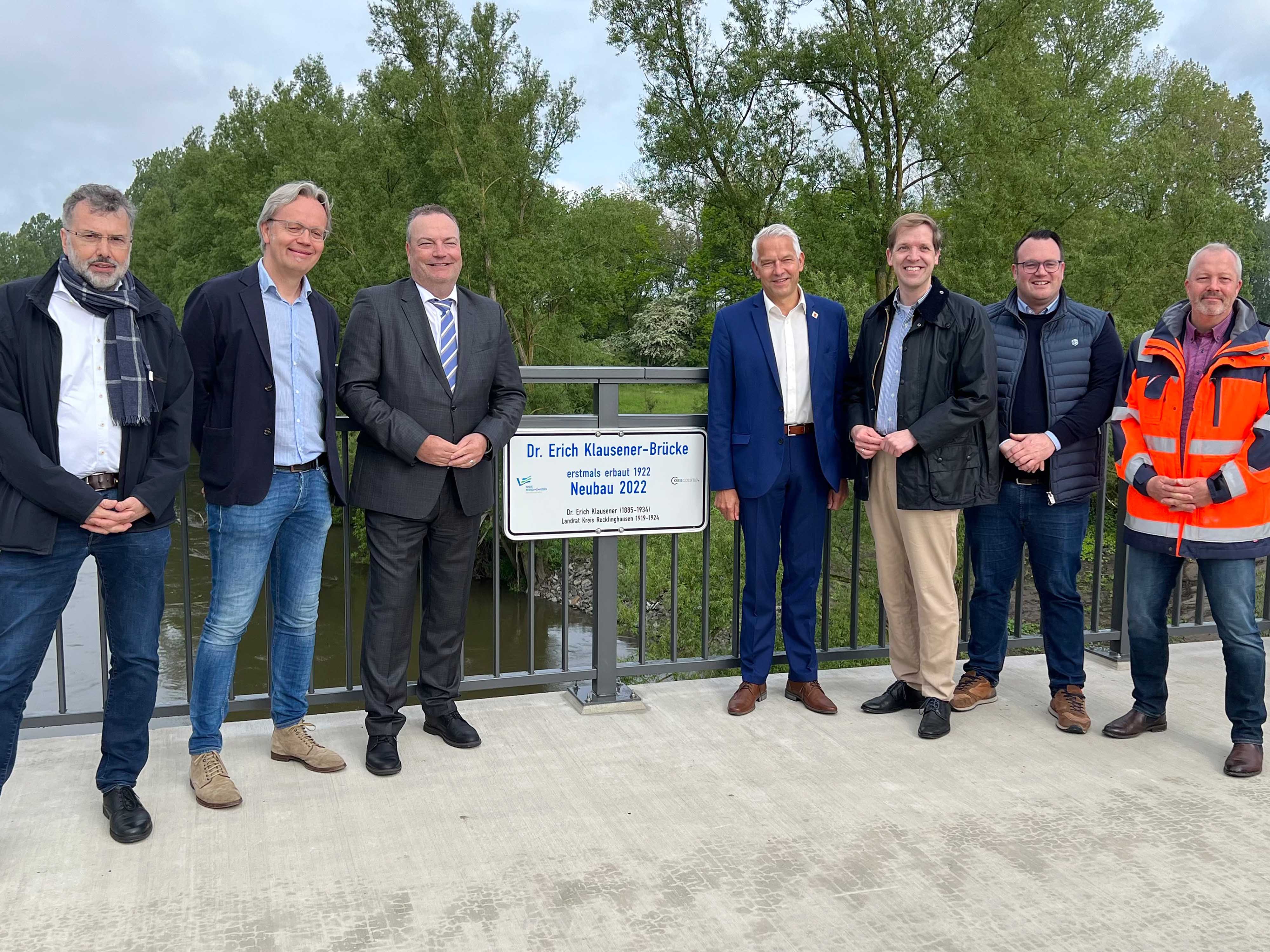 Mehrere Personen bei der Einweihung der neuen Lippebrücke