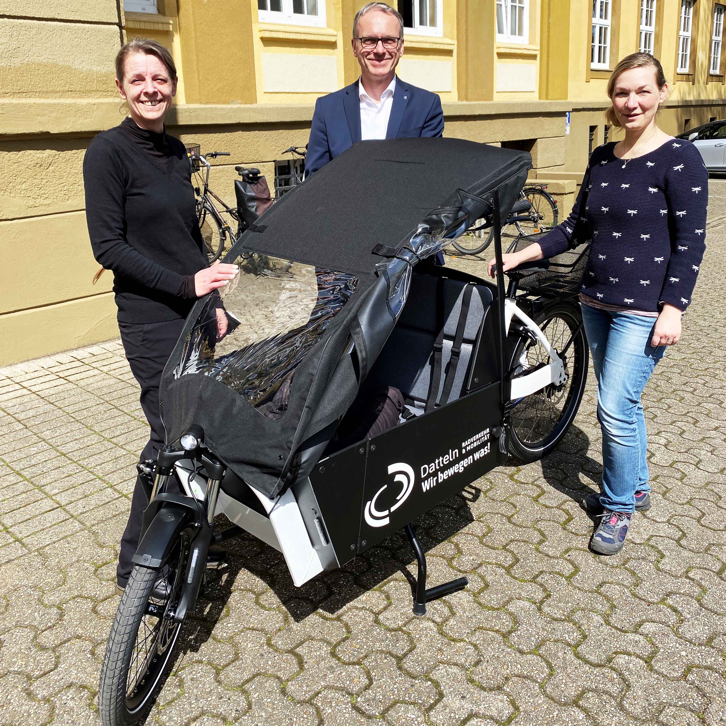 Bürgermeister André Dora präsentiert mit der Umweltbeauftragten Jasmin König (links) und Klimaschutzmanagerin Stefanie Pfitzmann das neue Lastenrad der Stadtverwaltung.