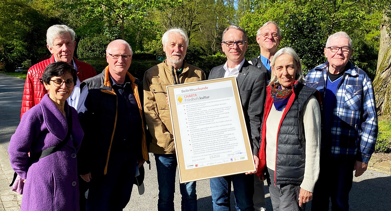 Bürgermeistermeister stellt zusammen mit Bürger*innen die Charta der Friedhofskultur vor