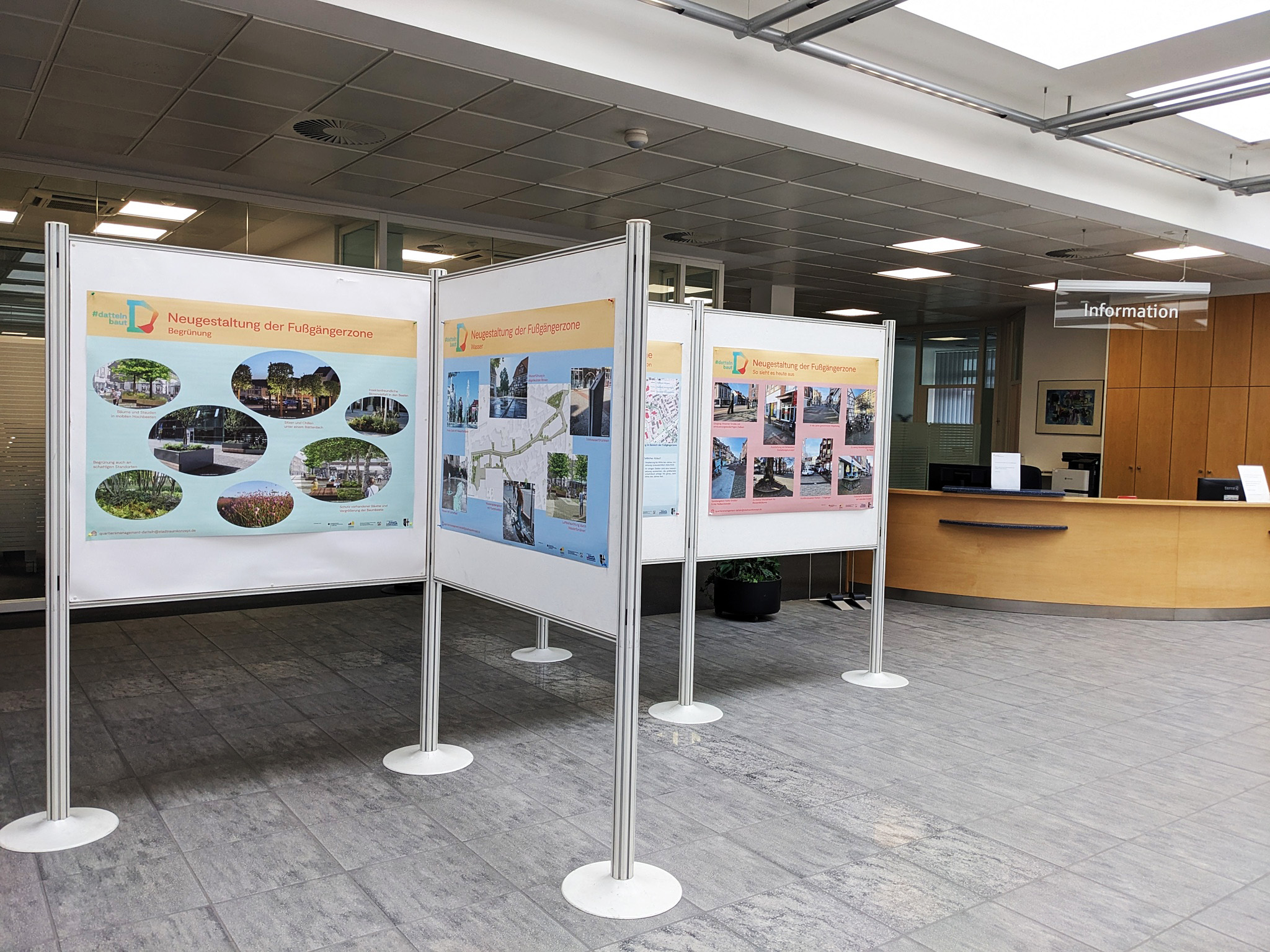 Schautafeln in der Sparkasse Vest informieren über den aktuellen Planungsstand der Umgestaltung der Innenstadt