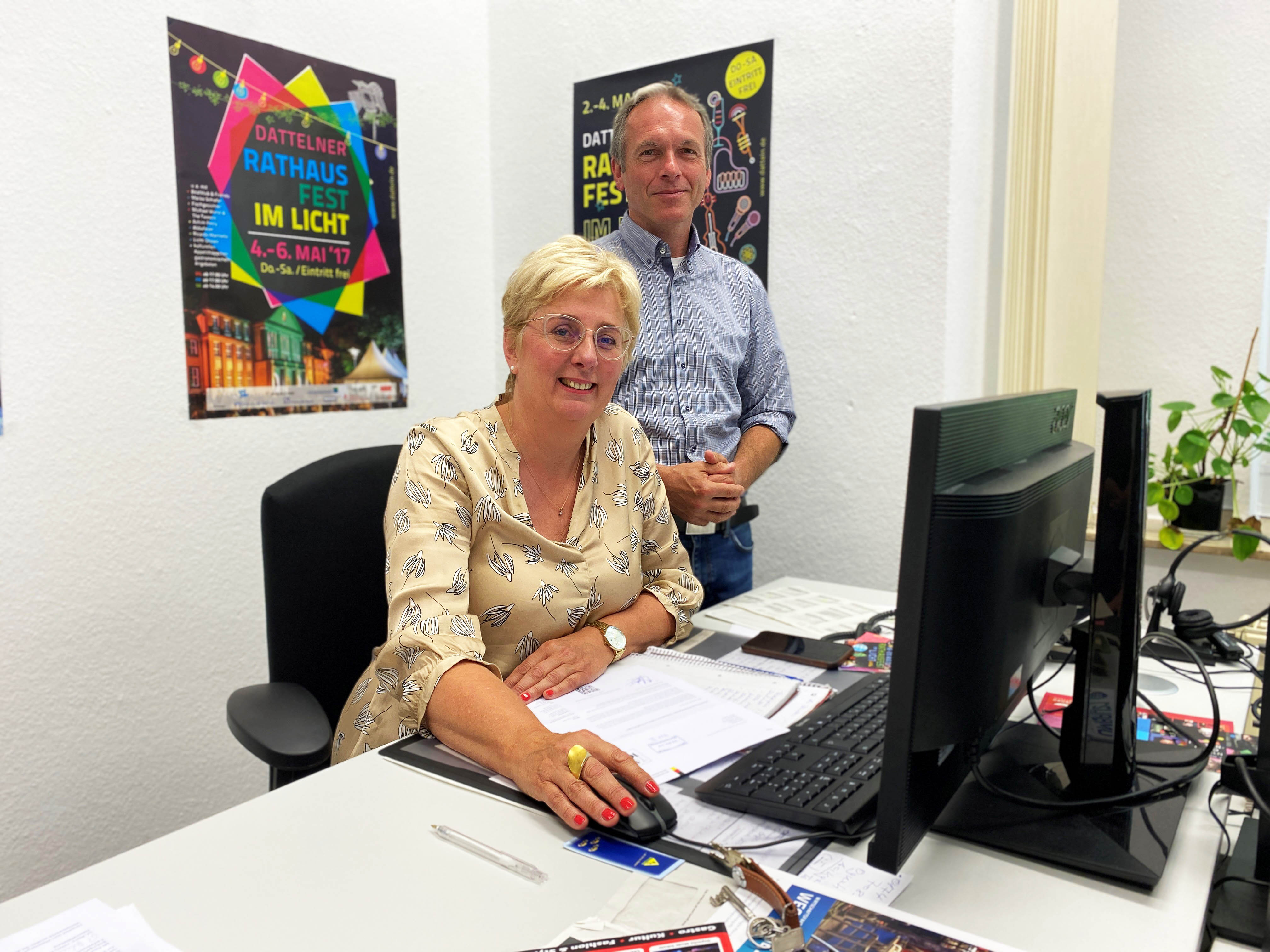 links Cordula Brink in ihrem Büro mit Bürgermeister André Dora 