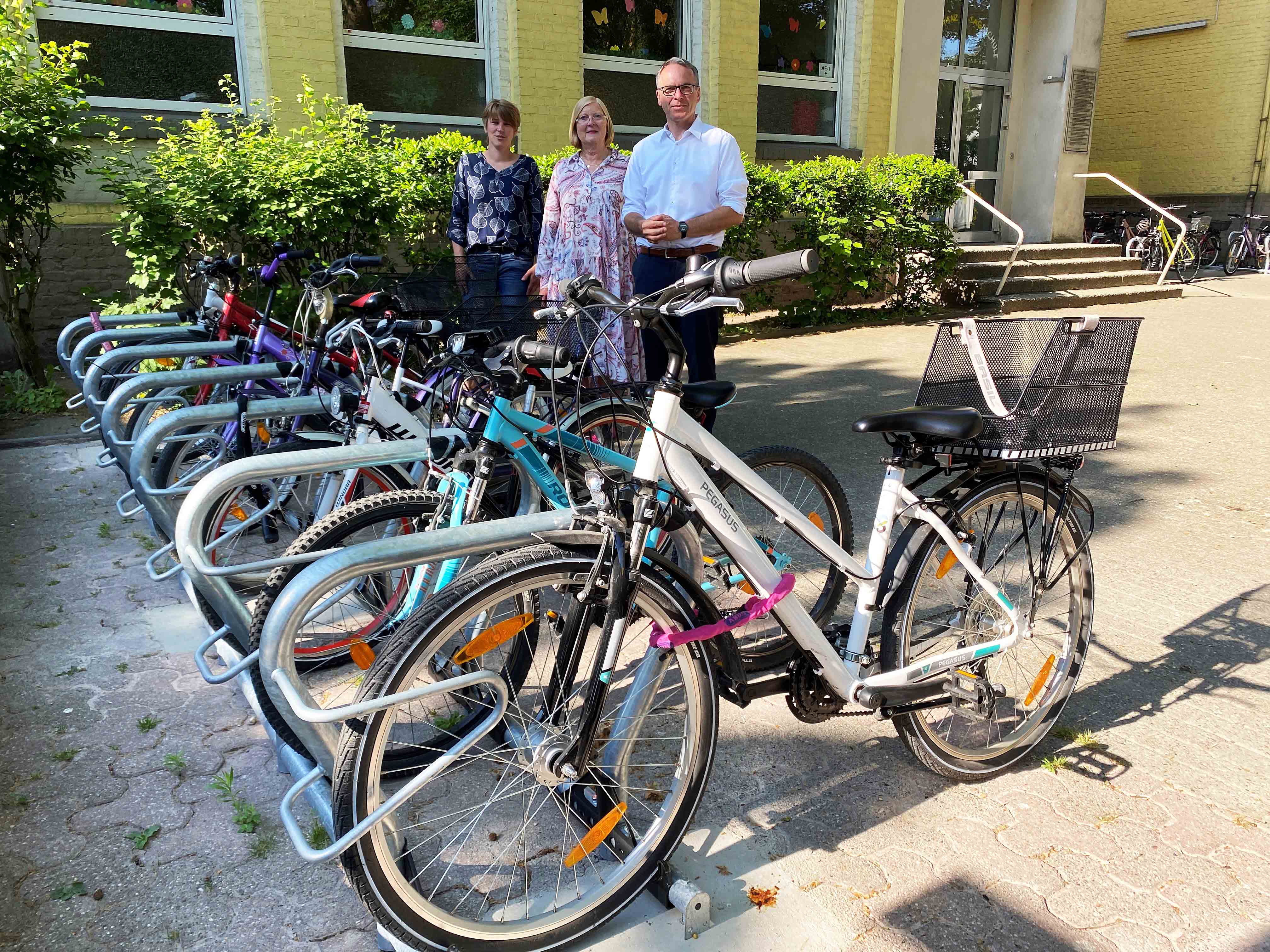 Das Bild zeigt von links: Anja Althoff (Mobilitätsmanagerin und & Radverkehrsbeauftragte der Stadtverwaltung), Roswitha Schweinsberg (Vertretung der Schulleitung der Meckinghover Schule) und Bürgermeister André Dora.