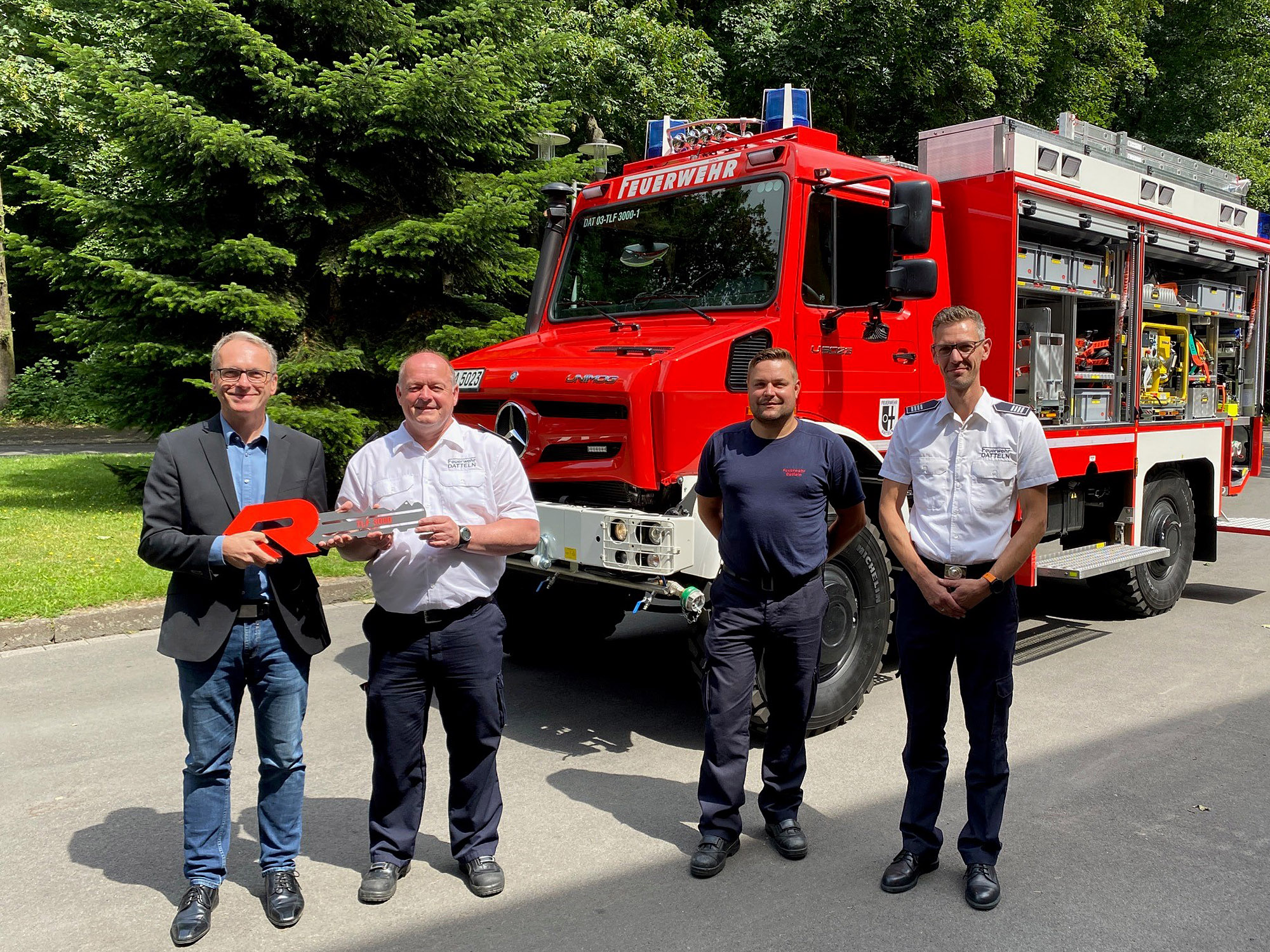 Bürgermeister überreicht symbolisch Schlüssel für neues Waldbrandtanklöschfahrzeug an Leiter der Feuerwehr. Das  Bild zeigt von links: Bürgermeister André Dora, Christian Wojtys (Leiter der Dattelner Feuerwehr), Sebastian Gerdes (Sachgebietseiter Technik der Dattelner Feuerwehr) und Sebastian Kiffer (stellvertretender Leiter der Dattelner Feuerwehr)