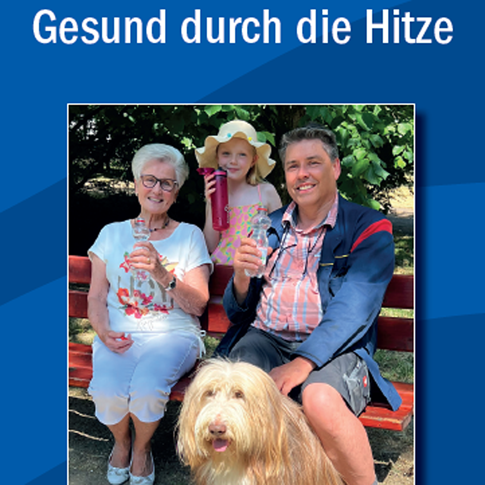 Drei Personen mit Trinkgefäßen, im Vordergrund ein Hund.