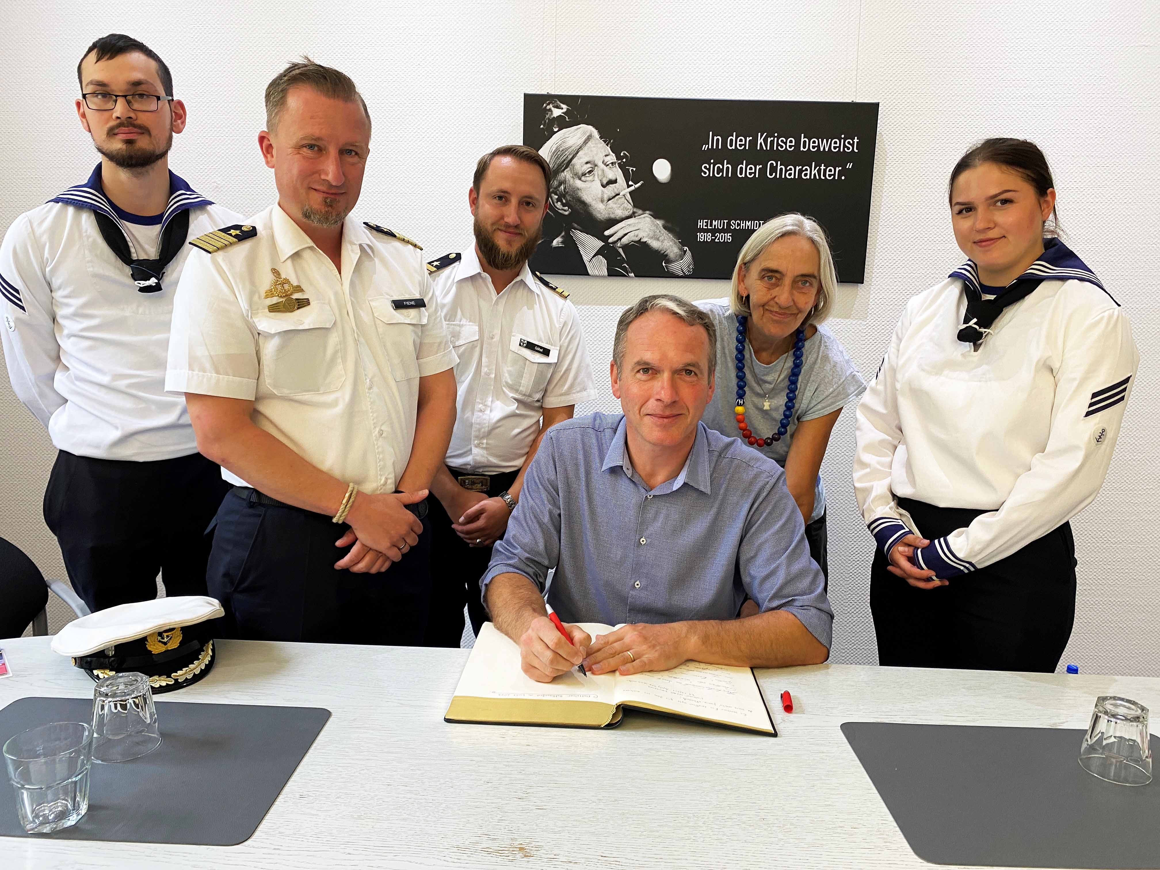 Das Foto zeigt von links: Thanh Laube (Artilleriegast), Markus Fiene (Komandant), Marcel Göbel (2. Wachoffizier), Bürgermeister André Dora, Rosemarie Schloßer (Patenschaftsbeauftragte der Stadt Datteln) und Alisa Rauschenbach (Signalgast)
