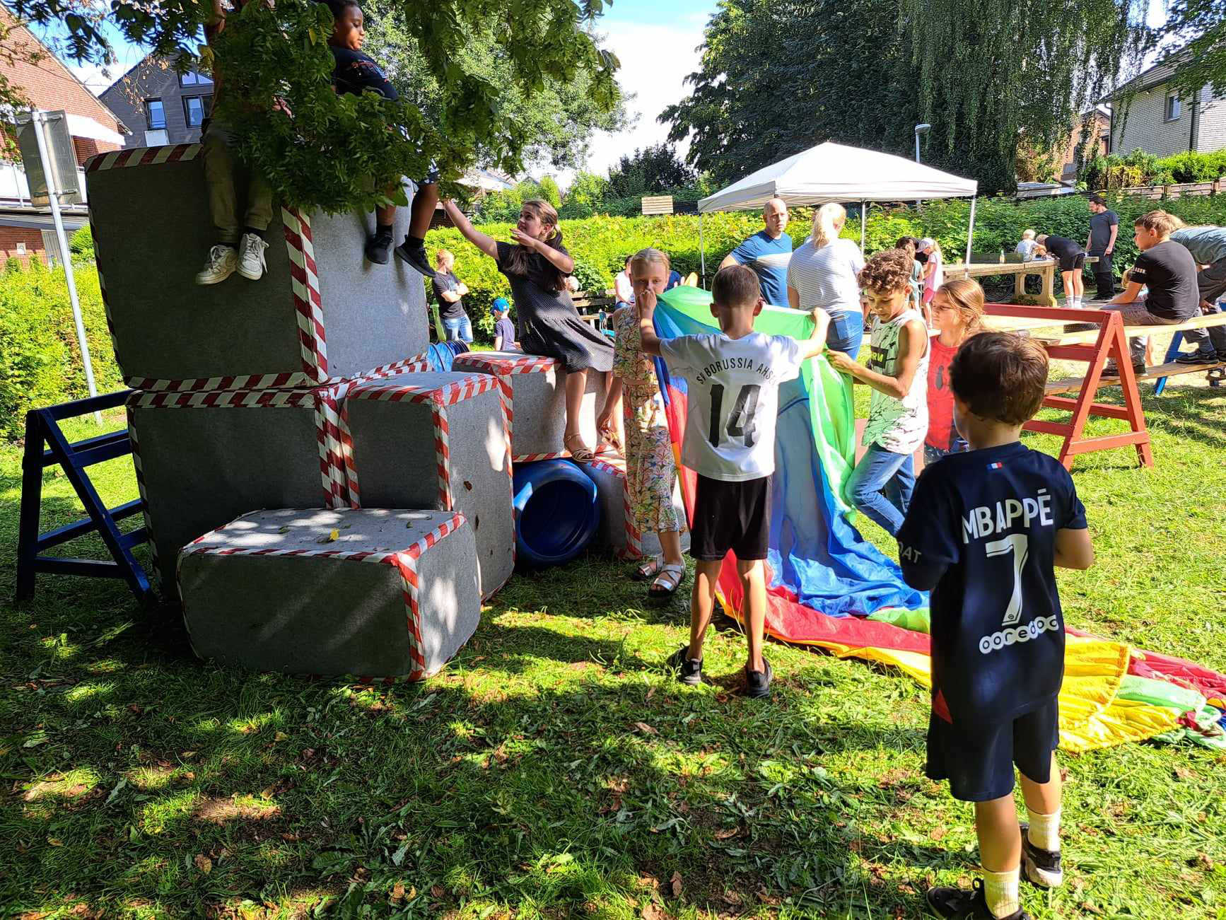 Einige Kinder planen einen neuen Spielplatz