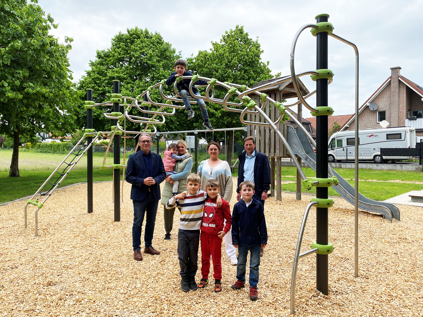 Das Bild zeigt von links: Bürgermeister André Dora, Annika und Nathalie Kaluza, Kilian Sonderkamp, Vitali Banner, Laura Banner, Lasse Bröker und KSD-Leiter Frank Kuhs. Oben auf dem Gerüst ist Lennard Kaluza zu sehen.