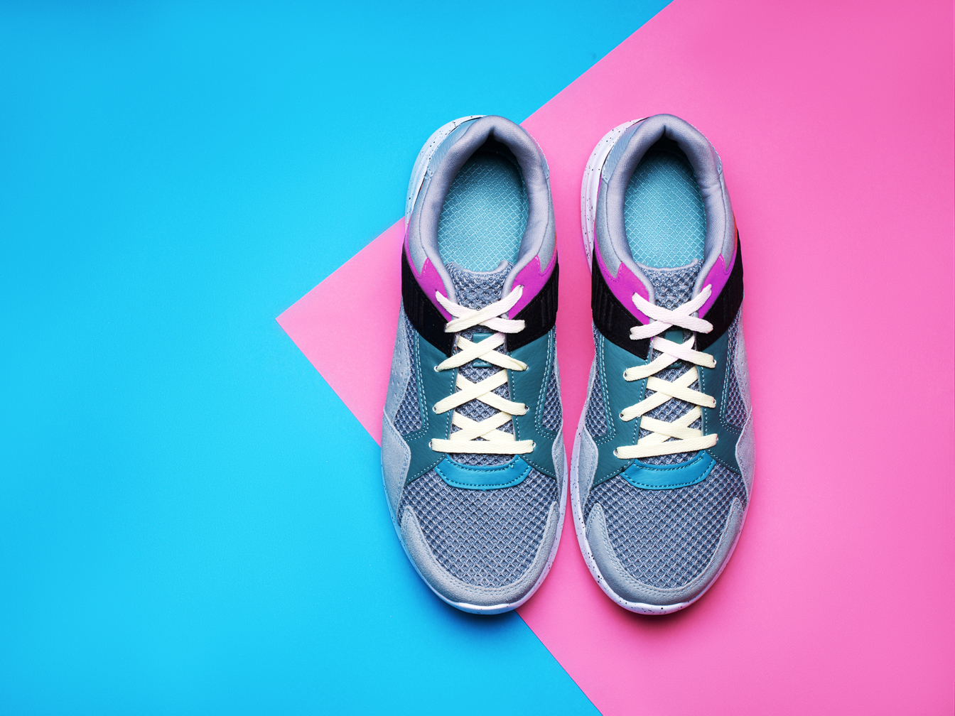 Ein Paar Schuhe, die nebeneinander stehen.