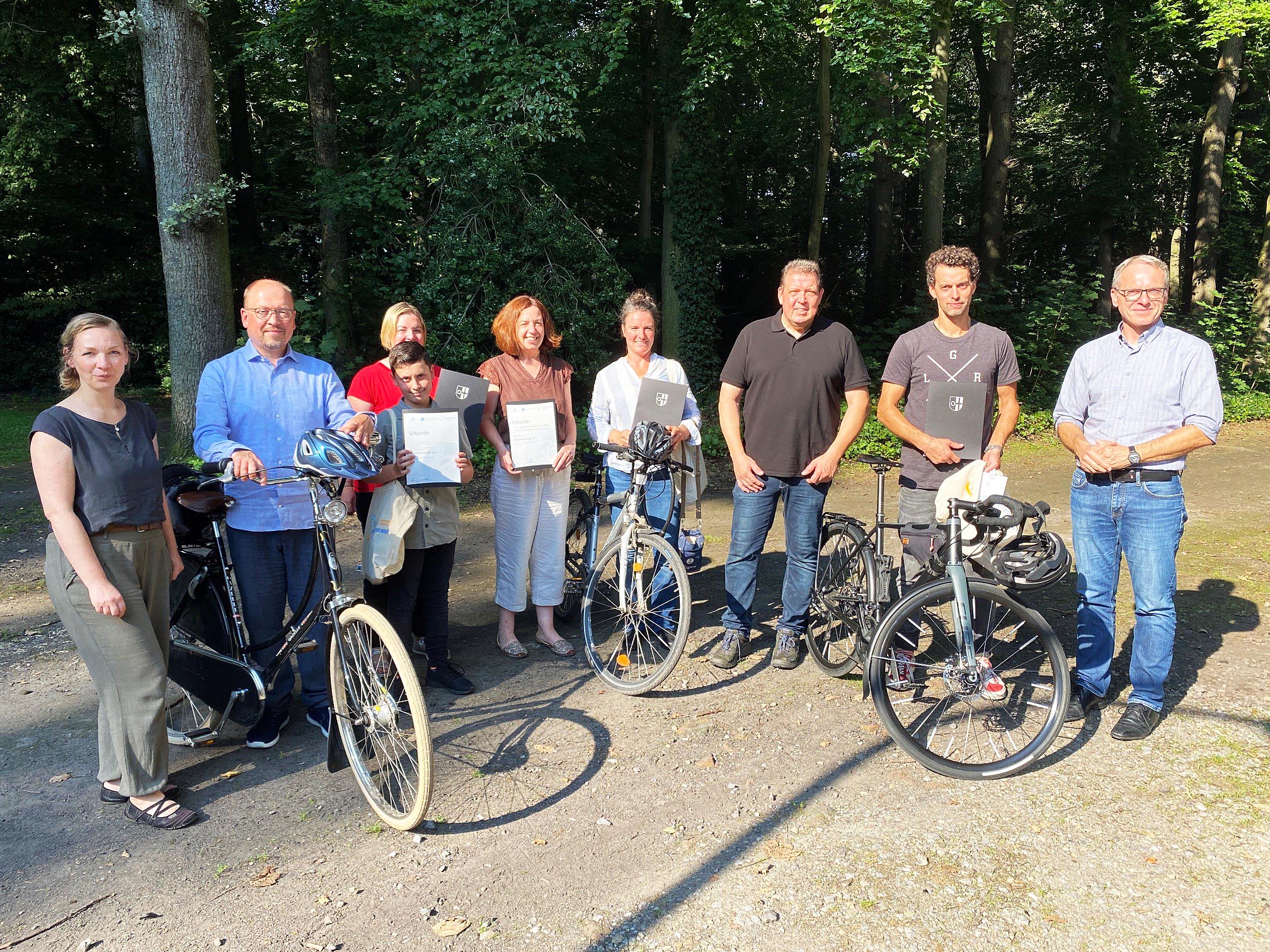 Gewinnerinnen und Gewinner der Stadtradeln-Aktion 2022 zusammen mit  Bürgermeister André Dora vor dem Lohbusch.