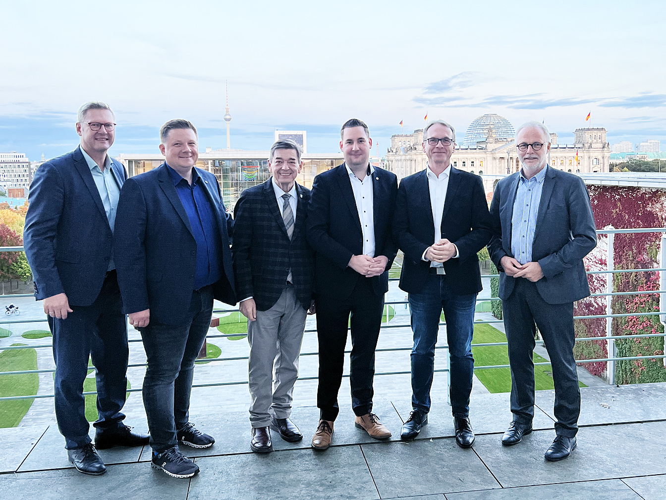 Carsten Wewers (Bürgermeister Oer-Erkenschwick), Andreas Stegemann (Bürgermeister Haltern), Werner Arndt (Bürgermeister Marl), Bundestagsabgeordneter Brian Nickholz, André Dora (Bürgermeister Datteln) und Matthias Müller (Bürgermeister Herten) vor der Kulisse des Berliner Reichtstags