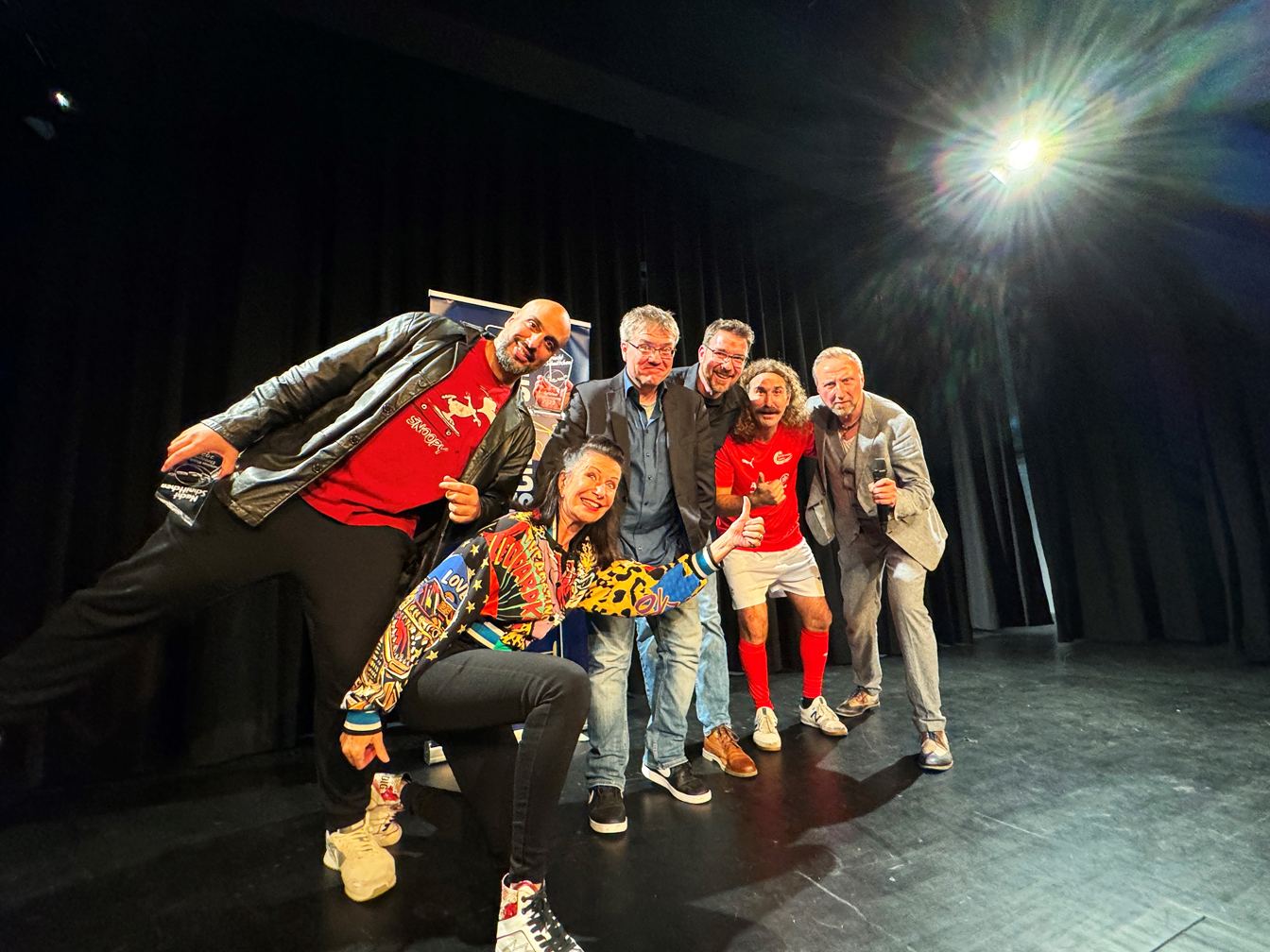 Von links auf der Stadthallenbühne: Abdelkarim,  Patrizia Moresco,  Matthias Reuter, Sascha Thamm,  Mencho Sosa und Helmut Sanftenschneider.