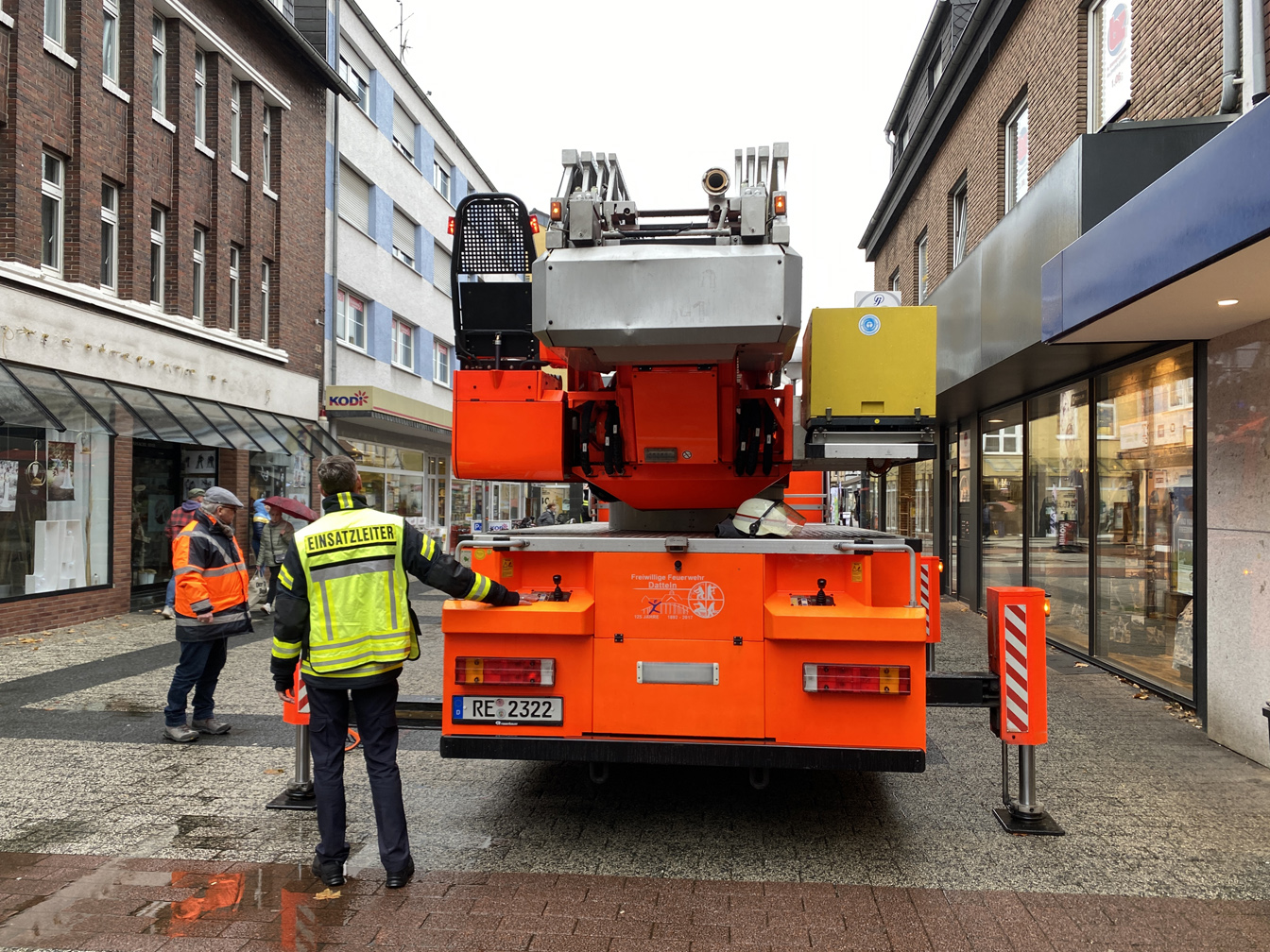 Die Drehleiter in der Fußgängerzone, nahe des Neumarkt. Außerdem mehrere Personen