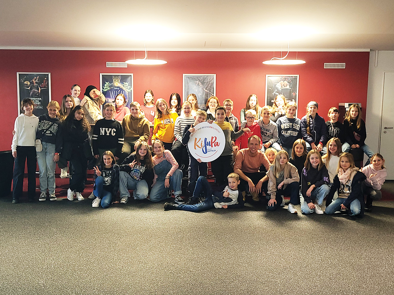 Mitglieder des Kinder- und Jugendparlaments mit Koordinator Tim Beier im Recklinghäuser Cineworld-Kino