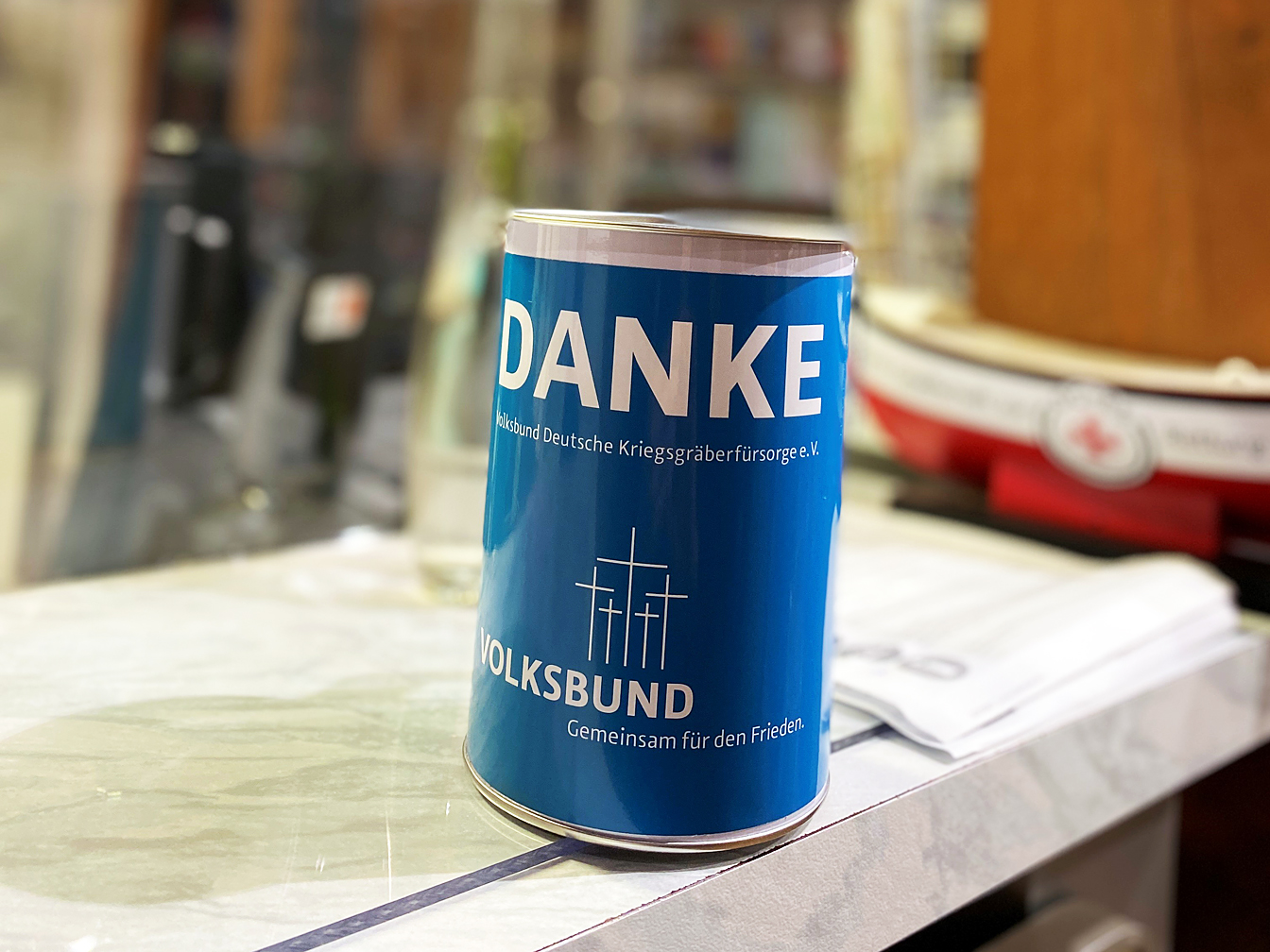 Volksbund-Sammelbüchse, die auf dem Tresen im Dorfschultenhof steht.