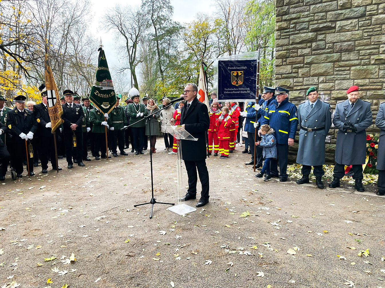 Im Vordergrund Bürgermeister André Dora, hinter Delegationen mehrerer Vereine - unter anderem der Schützenvereine, des THW, der Feuerwehr und der Reservistenkameradschaft Datteln am Ehrenmal 