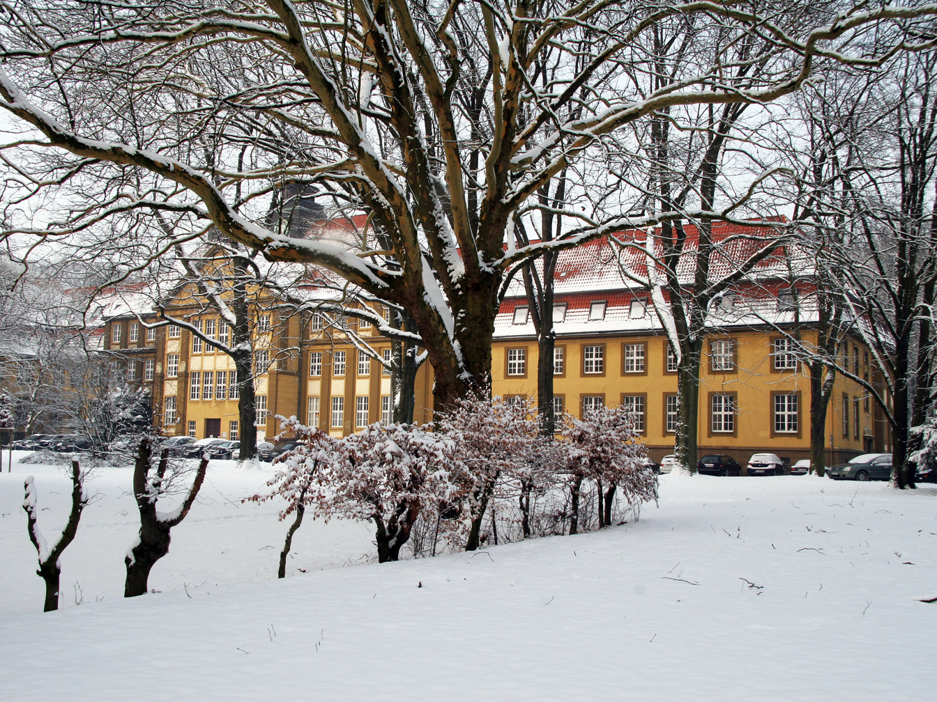 Rückseite des Dattelner Rathauses im Schnee