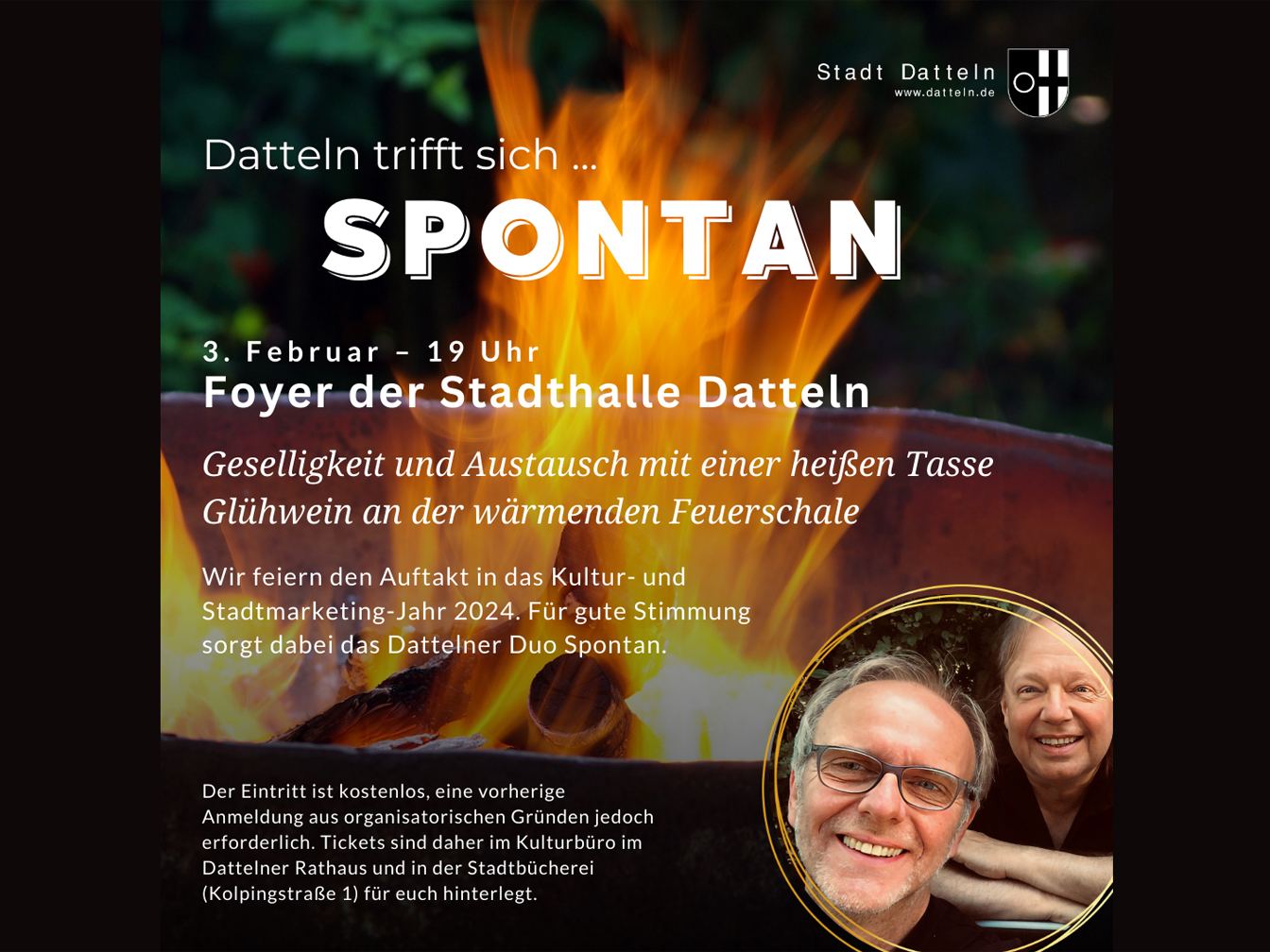 Ein Feuer aus einer Feuerschale und am rechten Rand das Duo Spontan