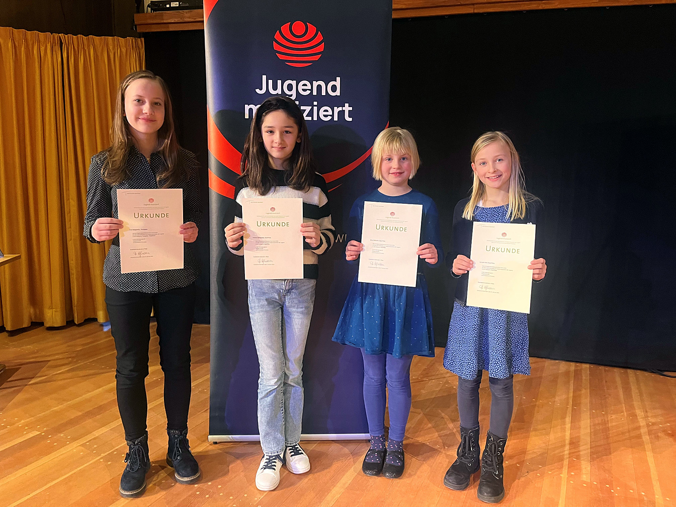 Von links nach rechts sind zu sehen Lina Nasgowitz, Helena Saltapidas, Elisa Reimannn und Lia van Holt.