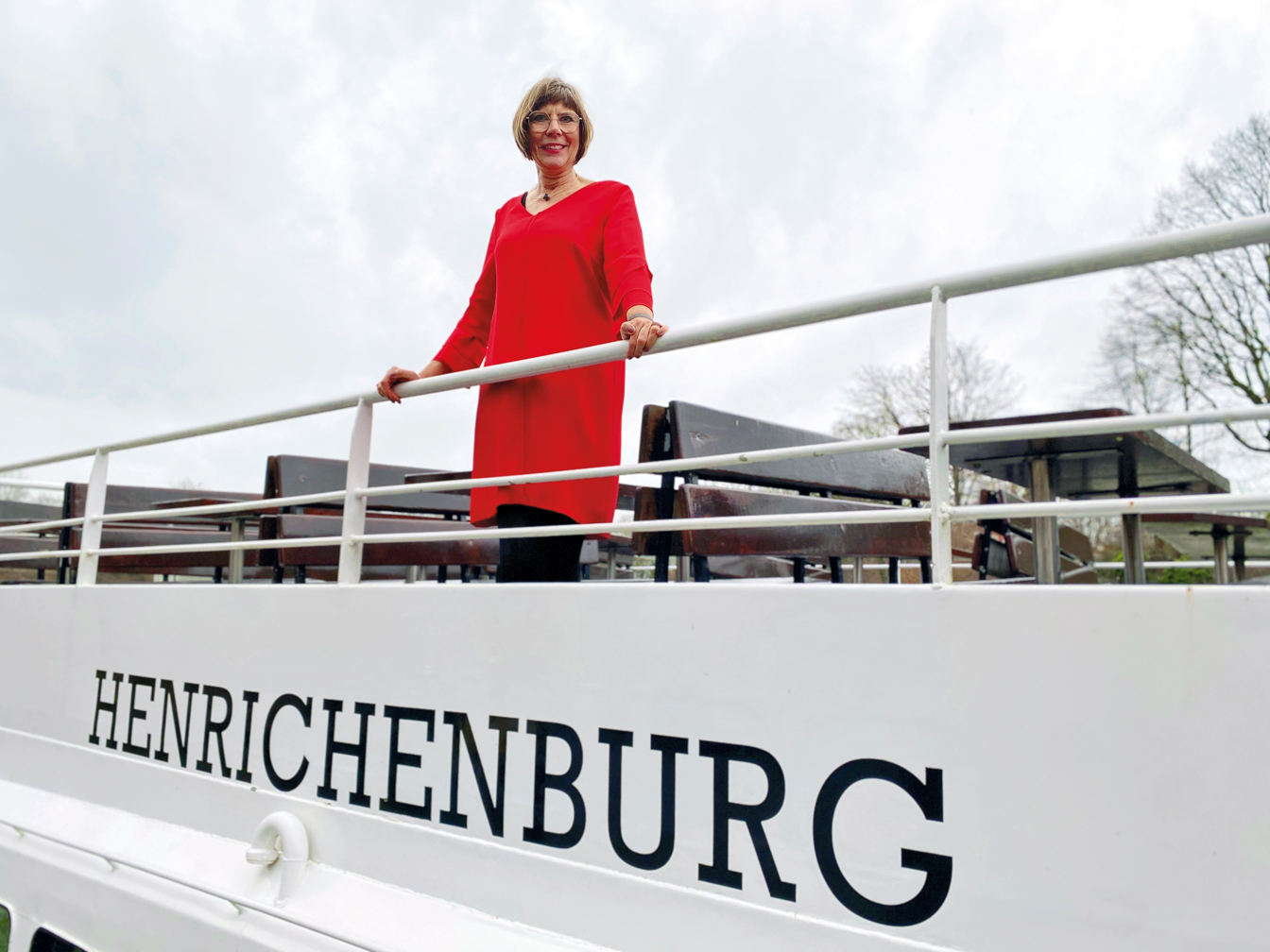 Standesbeamtin Elisabeth Malessa auf dem Fahrgastschiff Henrichenburg