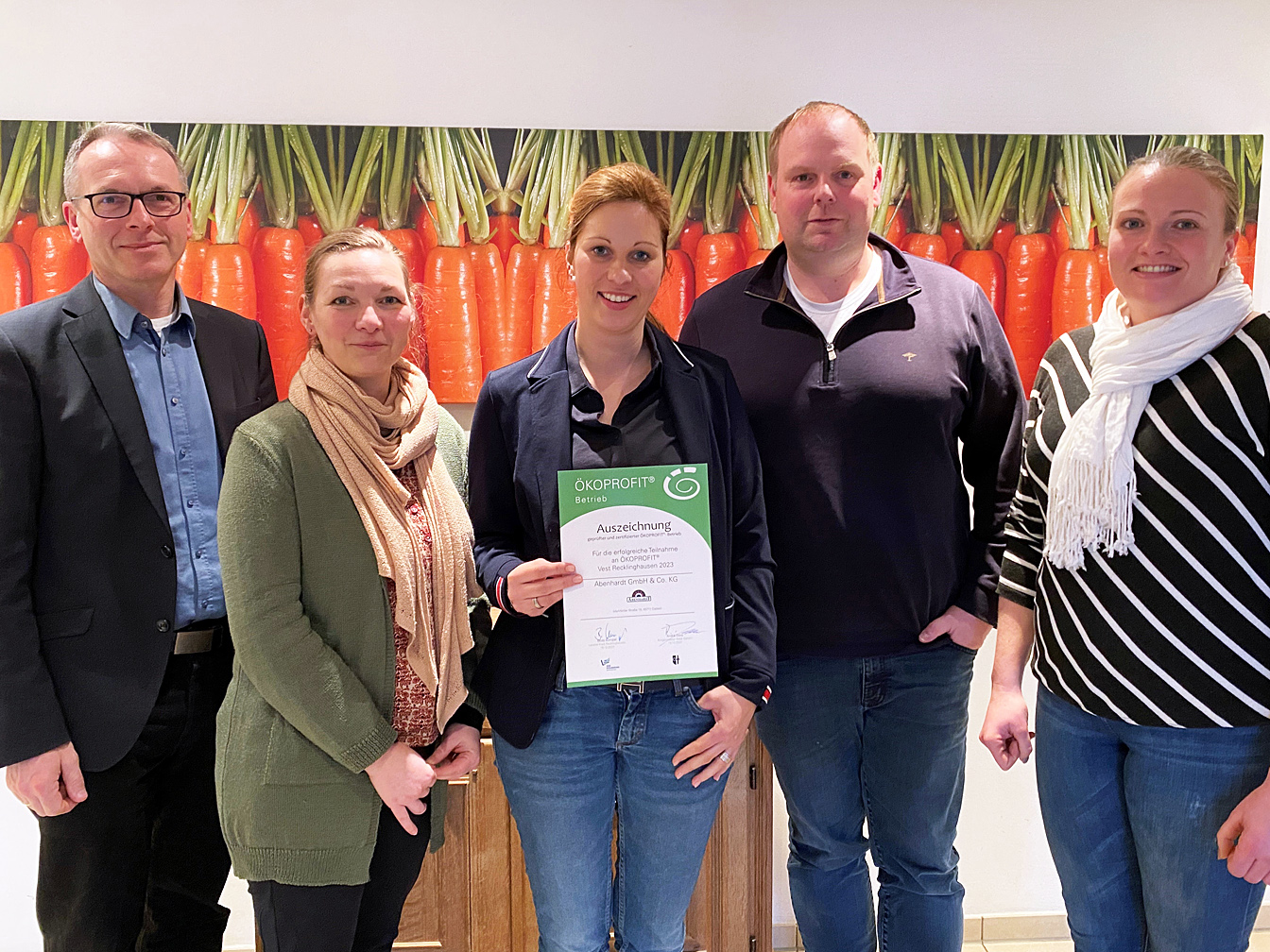 von links: Bürgermeister André Dora, Klimaschutzmanagerin Stefanie Pfitzmann, Elisa Abendhardt (kaufmännische Leiterin), Carsten Abenhardt und Michele Loscher (Leiterin der Qualitätssicherung).