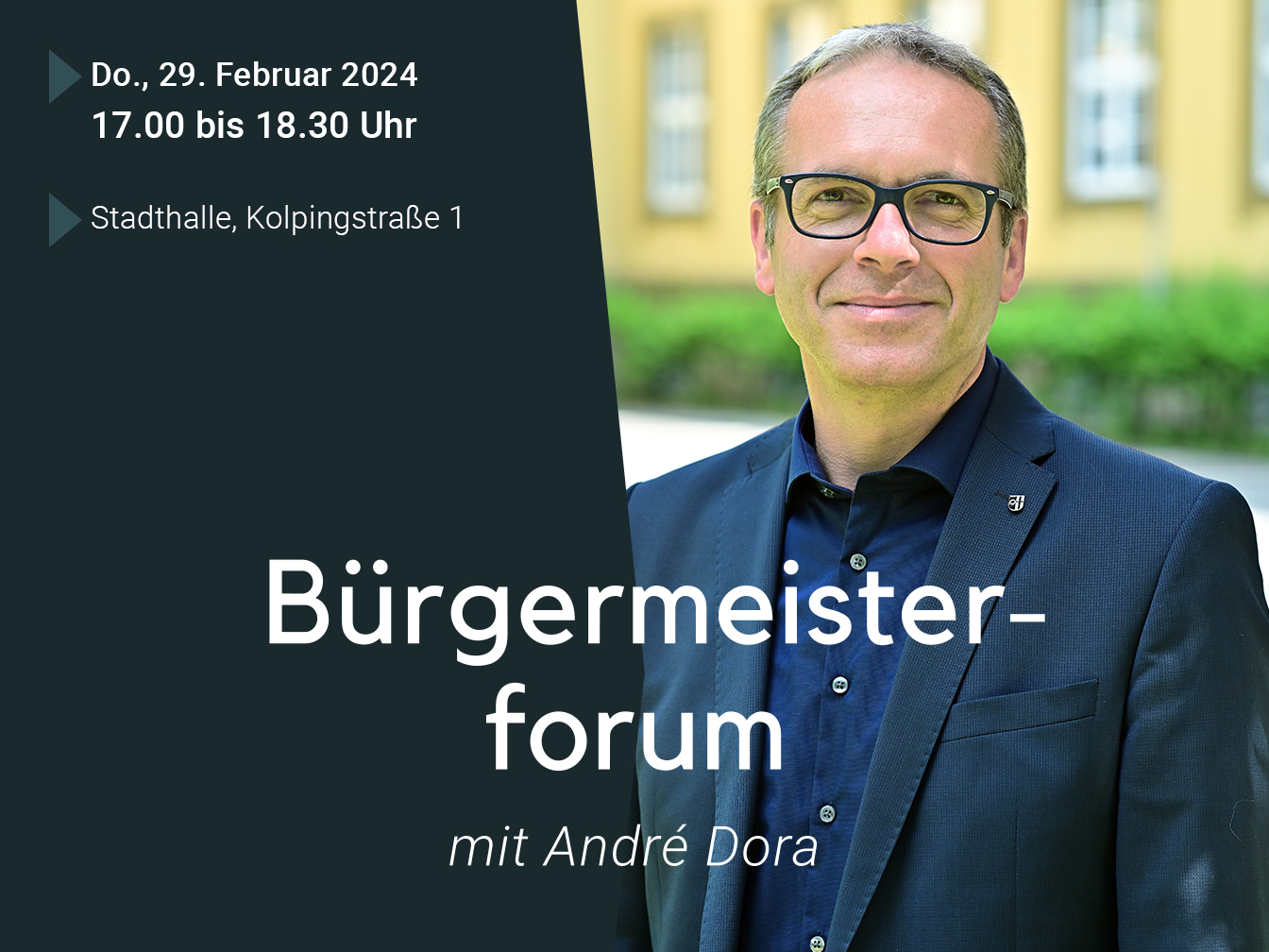 Bürgermeister André Dora vor dem Dattelner Rathaus, außerdem der Hinweis, dass das Bürgermeisterforum am Donnerstag, 29. Februar 2024, in der Stadthalle stattfindet.