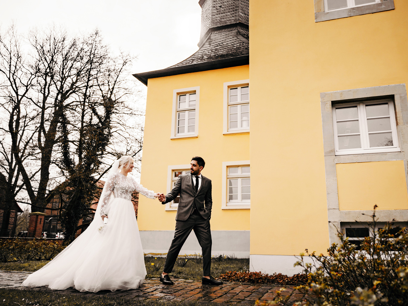 Brautpaar vor Haus Vogelsang