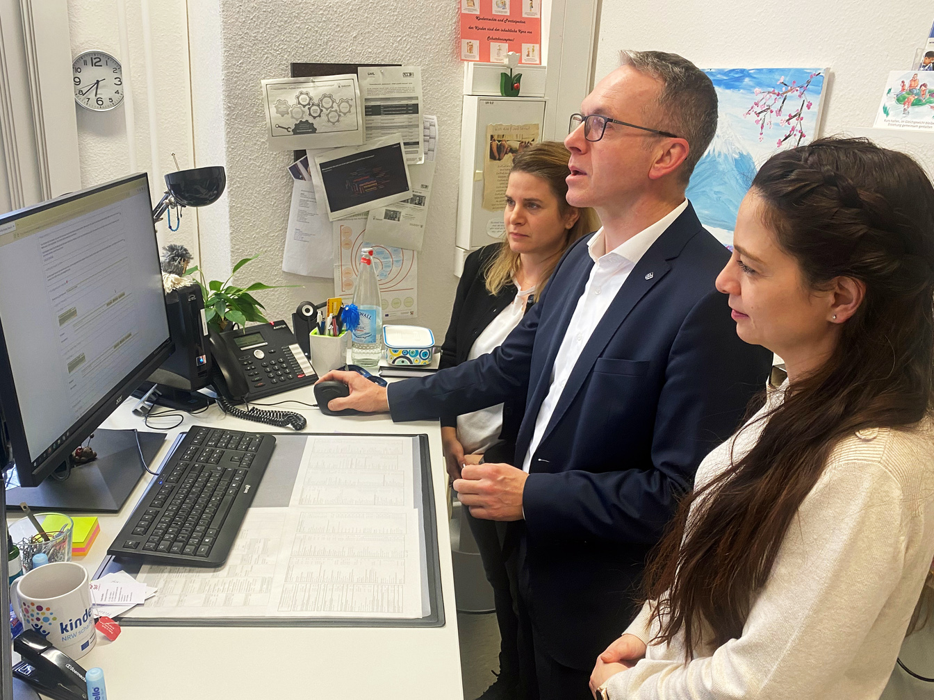 Bürgermeister André Dora gibt den Startschuss für das neue Familienportal - links Sabrina Müthing, rechts Maren Klask