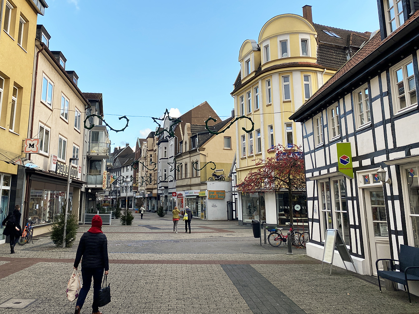 Fußgängerzone in Höhe des Drogeriemarkts Müller und Raumausstattung Bröcker