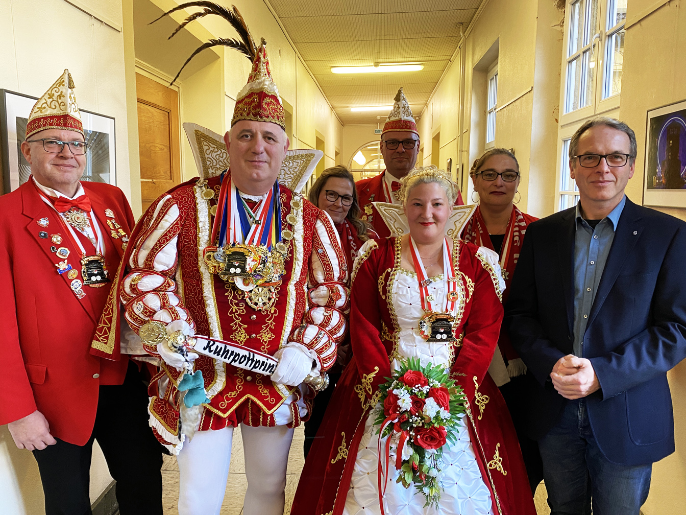 von links: Adjutant Marc Behrendt, Prinz Stefan I. Luczak, Hofdame Patricia Klein, Manuel Bierhoff (Adjutant), Prinzessin Jenny I. Bierhoff, Nicole Luczak und Bürgermeister André Dora.