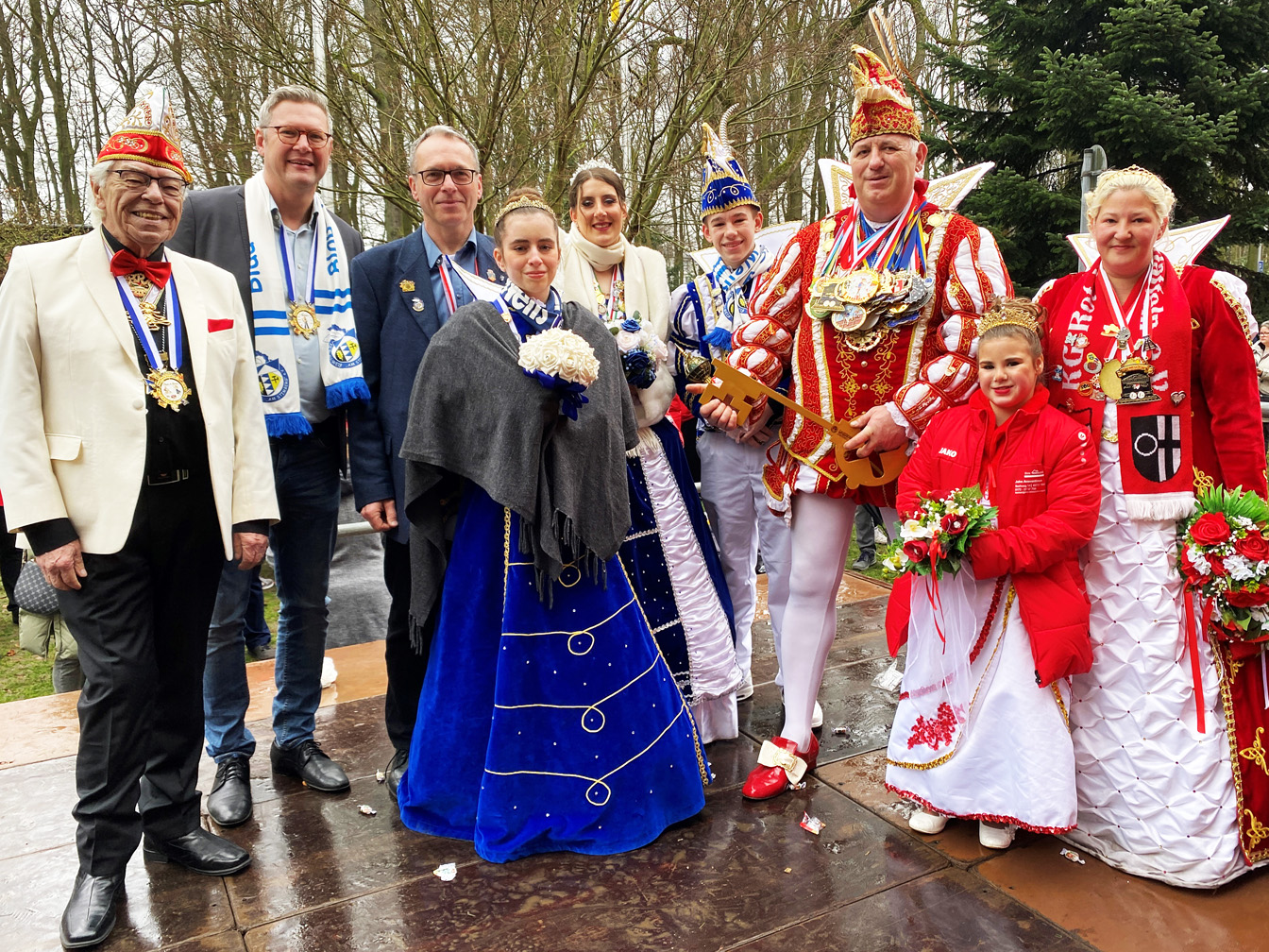 von links: Achim Menge (ehemaliger Bürgermeister von Oer-Erkenschwick, Carsten Wewers (Bürgermeister von Oer-Erkenschwick), Dattelns Bürgermeister André Dora, Stella I (Jugendprinzessin der KG Blau-Weiß am Stimberg), Saskia I (Stadtprinzessin der KG Blau-Weiß am Stimberg), Eliah I (Jugendprinz der KG Blau-Weiß am Stimberg), Stefan Luczak (Stadtprinz der KG Rot-Weiß Datteln), Emilia I (Kinderstadtprinzessin der KG Rot-Weiß Datteln) und Jenny I (Prinzessin der KG Rot-Weiß Datteln).