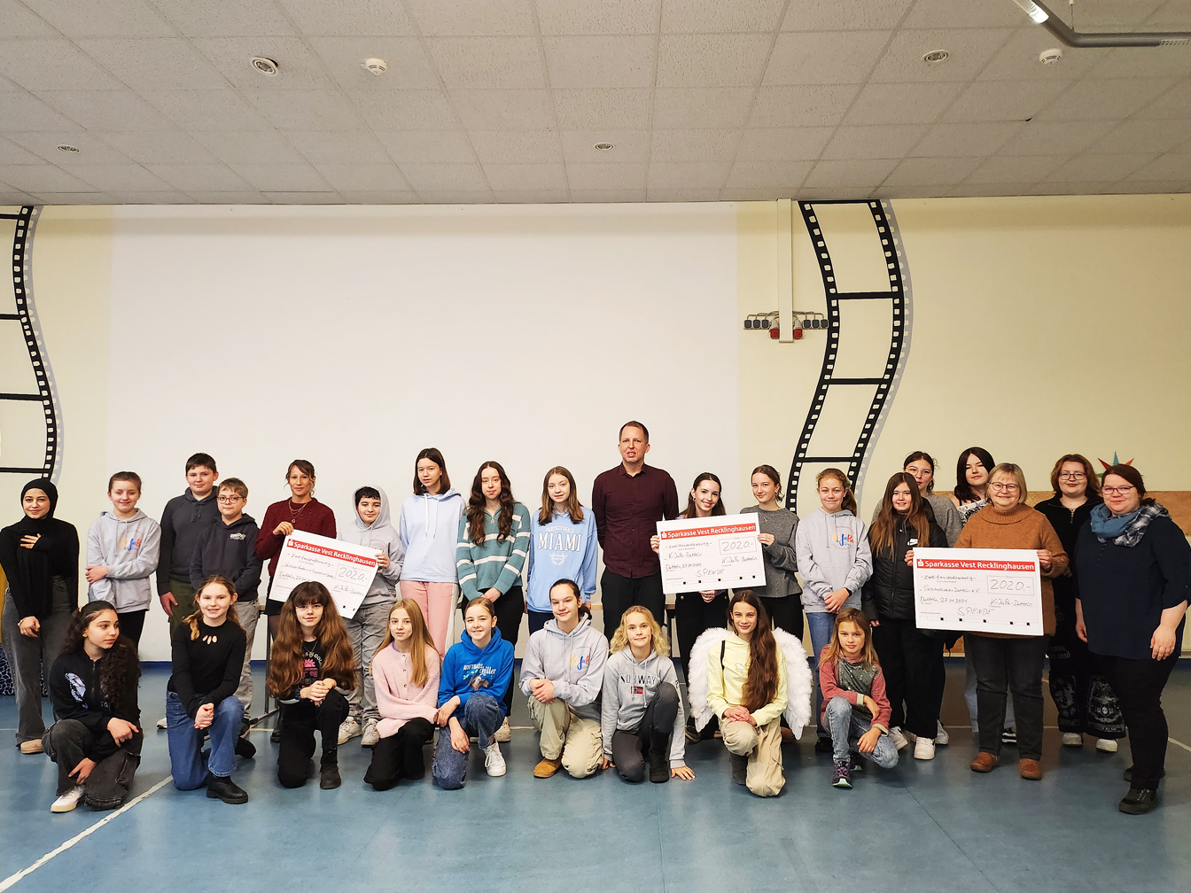 Mitglieder des Kinder- und Jugendparlaments mit Koordinator Tim Beier und Vertreterinnen der Vestischen Kinder- und Jugendklinik und des Tierschutzvereins Datteln im Familienbüro Nord.